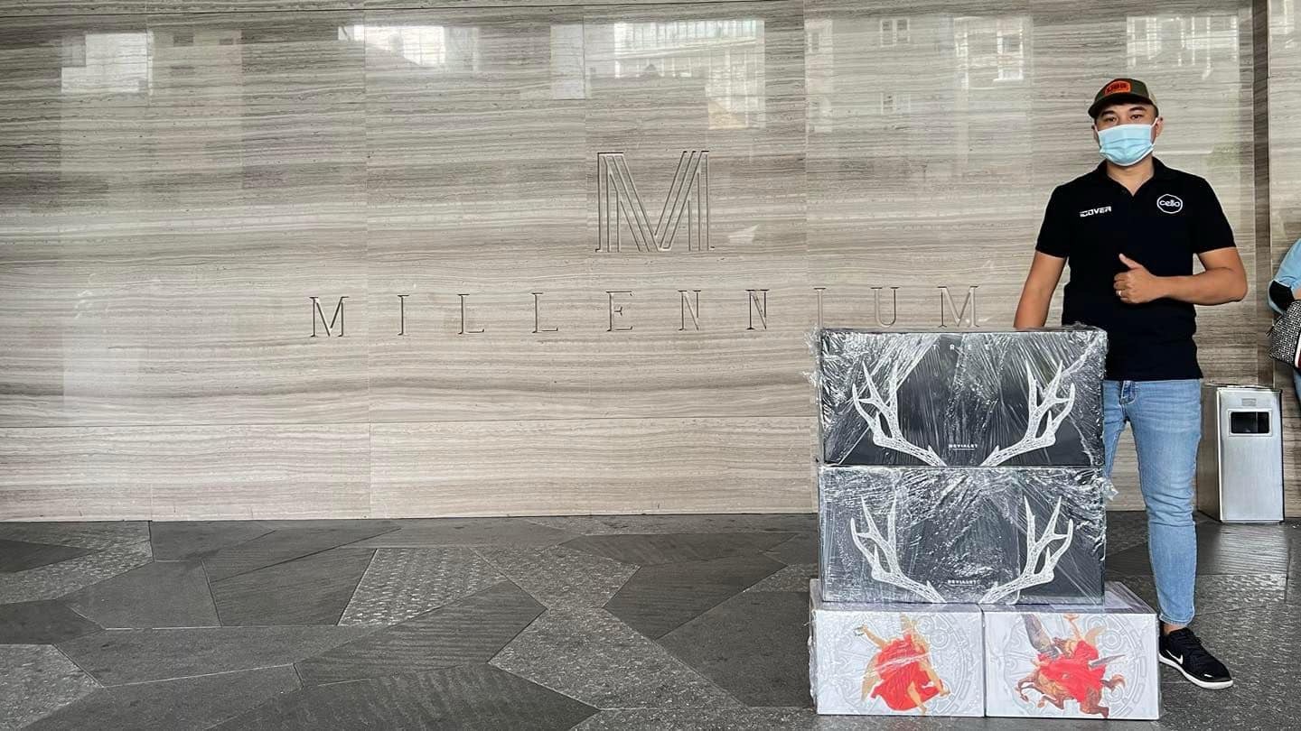 Nhân Viên Cello giao hàng và lắp đặt cho khách hàng nhanh chóng, chuyên nghiệp