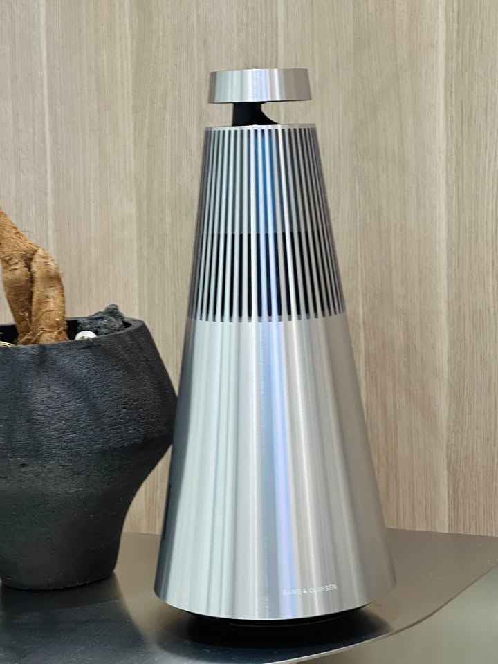 ???? BÀN GIAO TẬN TAY SIÊU PHẨM B&O BEOSOUND 2 GEN 3 CHO ANH KHÁCH QUẬN 5! ???? Cảm ơn anh khách sành điệu tại Quận 5 đã tin tưởng và "chốt đơn" vô cùng nhanh gọn chiếc loa mang tính biểu tượng của nhà Bang & Olufsen - Beosound 2 Gen 3. Đội ngũ kỹ thuật đã lập tức lên đường, giao hàng và setup tận nhà để anh có thể trải nghiệm không gian âm nhạc đỉnh cao ngay trong ngày. Bày em loa này trong phòng khách thì không chỉ tai được "nghe hay" mà mắt còn được "nhìn đẹp", nâng tầm không gian sống lên một bậc! ✨ ???? Điều gì làm nên sức hút mãnh liệt của Beosound 2 Gen 3? Tác phẩm nghệ thuật đương đại: Thiết kế hình nón cụt tinh tế, chế tác từ nhôm nguyên khối cao cấp tại nhà máy số 5 lừng danh của B&O ở Đan Mạch, phản chiếu ánh sáng và môi trường xung quanh tuyệt đẹp. Âm thanh 360 độ hoàn hảo: Tích hợp công nghệ Acoustic Lens trứ danh, giúp phân tán âm thanh đồng đều, chi tiết và lấp đầy mọi ngóc ngách trong căn phòng. Nền tảng Mozart tiên tiến: Cập nhật công nghệ phần mềm mới nhất (Gen 3), đảm bảo khả năng truyền phát mượt mà, hỗ trợ đa phòng và sẵn sàng cho các nâng cấp công nghệ trong tương lai. Active Room Compensation: Tự động chủ động bù trừ âm thanh theo không gian phòng, mang đến chất âm nguyên bản và chuẩn xác nhất dù đặt loa ở bất kỳ vị trí nào. Anh em nào đang muốn nâng cấp không gian sống bằng một "tuyệt tác âm thanh" vừa sang trọng vừa uy lực thì Inbox ngay cho shop nhé. Hàng chính hãng, dịch vụ setup tận nơi chuyên nghiệp luôn sẵn sàng phục vụ! ???? Giao hàng hỏa tốc - Lắp đặt và hướng dẫn sử dụng tận nhà! ???? ✅ Hàng chính hãng – Bảo hành toàn quốc ???? Anh/chị nào ở TP HCM muốn trải nghiệm sản phẩm? ???? Liên hệ ngay Shop Cello để được tư vấn và giao tận nơi! ???? Inbox ngay cho Cello để được tư vấn thêm các sản phẩm nhé! ------------------------------- ©️Cello Technology ???? 13 Nguyễn Văn Tráng, Phường Bến Thành, Quận 1, TP.HCM ???? 0888054168 ???? www.cello.vn ???? support@cello.vn #BangOlufsen #Beosound2 #Beosound2Gen3 #HighEndAudio #ChotDon #Quan5 #LoaBluetooth #AmThanhDinhCao #Cello #ThietKeNoiThat