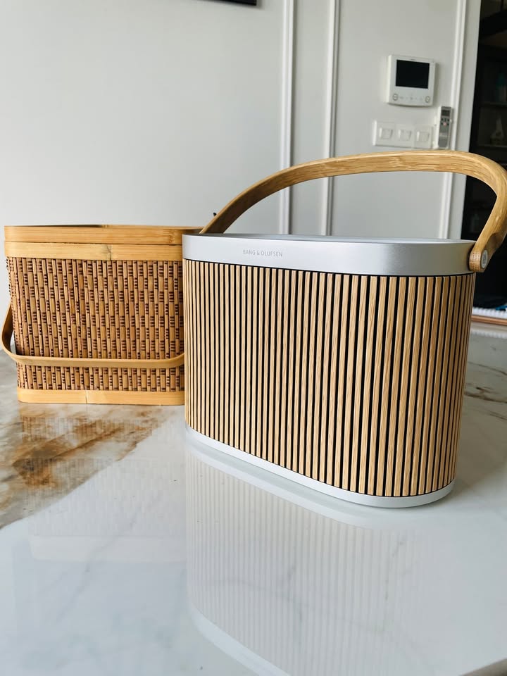 ???? KIỆT TÁC GỖ SỒI B&O BEOSOUND A5 OAK THEO CHÂN CHỊ GÁI QUẬN 8 VỀ TƯ DINH! ???? Một buổi chiều ngập tràn cảm hứng nghệ thuật cùng đội ngũ Cello! Vừa nhận được cuộc gọi chốt đơn từ một chị khách hàng có gu thẩm mỹ cực kỳ tinh tế tại Quận 8, Cello Team đã lập tức lên đường giao hỏa tốc và setup tận tay siêu phẩm Bang & Olufsen Beosound A5 phiên bản Spaced Oak (Gỗ sồi đan). Chị chia sẻ đang tìm kiếm một chiếc loa vừa có chất âm mộc mạc, thư giãn để nghe nhạc giao hưởng Jazz, Vocal, vừa phải hòa hợp hoàn hảo với phong cách nội thất Scandinavian/Indochine của căn hộ. Và Beosound A5 Oak chính là mảnh ghép hoàn hảo nhất! ✨ Những điểm chạm khiến chị khách say đắm ngay từ cái nhìn đầu tiên: Thiết kế gỗ sồi chế tác thủ công: Mặt ốp loa được đan từ những thanh gỗ sồi thật tỉ mỉ, kết hợp quai xách gỗ uốn cong và khung nhôm anodized sang trọng, biến chiếc loa thành một món đồ nội thất độc bản. Chất âm 360 độ khoáng đạt: Hệ thống 4 củ loa công suất bùng nổ 280W mang lại dải trung âm ngọt ngào, giọng hát ca sĩ trong vắt cùng dải trầm sâu lắng, lấp đầy toàn bộ không gian phòng khách. Tiện ích công nghệ đỉnh cao: Tích hợp đế sạc không dây chuẩn Qi ngay trên bề mặt loa, cùng chuẩn kháng nước/bụi IP65 bền bỉ để chị dễ dàng xách loa ra ban công hay sân vườn chill tiệc trà chiều. Thời lượng pin hơn 12 giờ: Thoải mái tận hưởng âm nhạc liền mạch suốt cả ngày dài mà không cần cắm dây sạc vướng víu. Nhìn chiếc loa hòa mình tuyệt đẹp vào góc phòng khách của chị và tiếng nhạc cất lên êm ái, Cello vô cùng hạnh phúc khi được đồng hành nâng tầm không gian sống của quý khách hàng. Cảm ơn chị đã luôn tin tưởng dịch vụ của Cello! ☕✨ ???? Inbox ngay để nhận tư vấn chi tiết và ưu đãi trải nghiệm thực tế! ???? ⚡ Hàng sẵn – Giao hàng nhanh toàn quốc. ???? Anh/chị nào ở TP HCM muốn trải nghiệm sản phẩm? ???? Liên hệ ngay Shop Cello để được tư vấn và giao tận nơi! ???? Inbox ngay cho Cello để được tư vấn thêm các sản phẩm nhé! ------------------------------- ©️Cello Technology ???? 13 Nguyễn Văn Tráng, Phường Bến Thành, Quận 1, TP.HCM ???? 0888054168 ???? www.cello.vn ???? support@cello.vn bình luận để Cello tư vấn chi tiết và báo giá ưu đãi nhất cho bạn #BangOlufsen #BeosoundA5 #BeosoundA5Oak #SpacedOak #CelloAudio #LoaHiEnd #LuxuryLiving #SetupAmThanh #BanGiaoQuan8 #DecorNoiThat