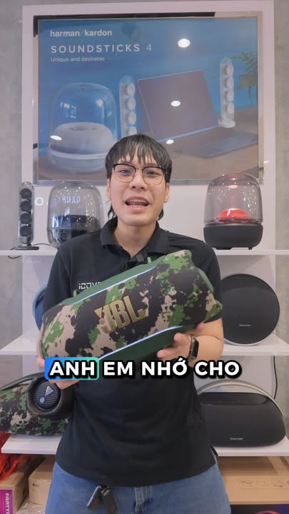 ???? SO SÁNH: JBL XTREME 5 VS XTREME 4 – CÓ ĐÁNG ĐỂ NÂNG CẤP? ????⚔️ Dòng loa "quái vật di động" của nhà JBL luôn là tâm điểm mỗi khi ra mắt thế hệ mới! Hôm nay shop lên ngay clip so sánh trực quan, test chất âm thực tế giữa JBL Xtreme 5 và JBL Xtreme 4 cho anh em cùng thẩm. ???????? Những điểm nâng cấp đáng chú ý trên Xtreme 5 được soi chi tiết trong clip: ???? Chất âm & Công suất: Âm bass của Xtreme 5 đánh có sâu và chắc hơn phiên bản tiền nhiệm? ???? AI Sound Boost & Thuật toán xử lý: Khả năng tự tối ưu âm thanh khi mở max volume xem có còn hiện tượng méo tiếng hay không. ???? Thời lượng pin & Sạc: Cải tiến về độ trâu của pin và tính năng sạc ngược tiện lợi cho các buổi tiệc outdoor. ????️ Độ bền bỉ: Khả năng kháng nước/bụi chuẩn quân đội, sẵn sàng cho mọi chuyến đi phượt, cắm trại hay pool party. ???? Xem ngay video bên dưới để nghe sound test thực tế từng dải âm và đưa ra lựa chọn chuẩn gu nhất nhé! ???? Anh em chấm điểm cho Xtreme 4 kinh điển hay xuống tiền lên đời Xtreme 5 luôn? Để lại bình luận bên dưới để cùng bàn luận nha! ???? Cả 2 mẫu đều có sẵn tại shop với giá cực tốt, bảo hành chính hãng đầy đủ. Inbox shop ngay để nhận tư vấn và giá ưu đãi! ????✨ #JBL #JBLXtreme5 #JBLXtreme4 #SoSanhLoa #SoundTest #LoaDiDong #AudioReview #ChinhHang