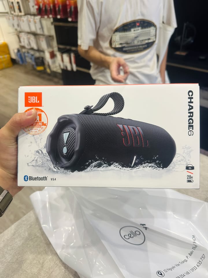 TÌM LOA DI ĐỘNG GỌN NHẸ MÀ BASS VẪN PHẢI "ĐẬM LỰC"? CHỌN NGAY JBL CHARGE 6! ???????? Gu anh thích nhỏ gọn mà bass phải "đấm" ra trò thì em này đúng là chân ái không trượt đi đâu được. Cảm ơn anh đã luôn ủng hộ shop, chúc anh trải nghiệm âm thanh thật đã tai! Nhỏ nhưng có võ, Charge 6 sinh ra để dành cho những đôi tai mê chất âm sôi động: Chất âm bùng nổ (JBL Original Pro Sound): Củ loa nâng cấp kết hợp hệ thống tản nhiệt bass thụ động kép. Âm trầm xuống sâu, dày dặn, dải mid rõ nét – chơi tốt từ nhạc Remix, EDM căng đét đến Pop, Acoustic mộc mạc. Thời lượng pin bền bỉ: Nghe nhạc liên tục lên tới 20 giờ, không lo đứt đoạn cuộc vui giữa chừng. Tích hợp sạc dự phòng: Đúng như tên gọi "Charge", loa hỗ trợ cổng Type-C sạc ngược cực kỳ tiện lợi cho điện thoại khi ra ngoài. Chuẩn kháng nước & bụi IP67: Bất chấp mưa rào, bụi bẩn, mang ra bãi biển hay tiệc hồ bơi đều thoải mái "quẩy" tẹt ga. Thiết kế gọn gàng, hiện đại: Quai cầm tiện lợi, vỏ ngoài hoàn thiện từ cao su và vải dệt cao cấp chống va đập cực tốt. Anh em đang tìm một người bạn đồng hành cho các chuyến đi chơi hay đơn giản là chill trong phòng ngủ, góc làm việc? ???? Nhắn tin ngay cho shop để rước em nó với mức giá ưu đãi và nhận quà tặng kèm hôm nay nhé! ⚡ Hàng sẵn – Giao hàng nhanh toàn quốc. ???? Anh/chị nào ở TP HCM muốn trải nghiệm sản phẩm? ???? Liên hệ ngay Shop Cello để được tư vấn và giao tận nơi! ???? Inbox ngay cho Cello để được tư vấn thêm các sản phẩm nhé! ------------------------------- ©️Cello Technology ???? 13 Nguyễn Văn Tráng, Phường Bến Thành, Quận 1, TP.HCM ???? 0888054168 ???? www.cello.vn ???? support@cello.vn bình luận để Cello tư vấn chi tiết và báo giá ưu đãi nhất cho bạn #JBLCharge6 #JBLLoaDiDong #LoaBluetooth #AmThanhDinhCao #LoaJBL
