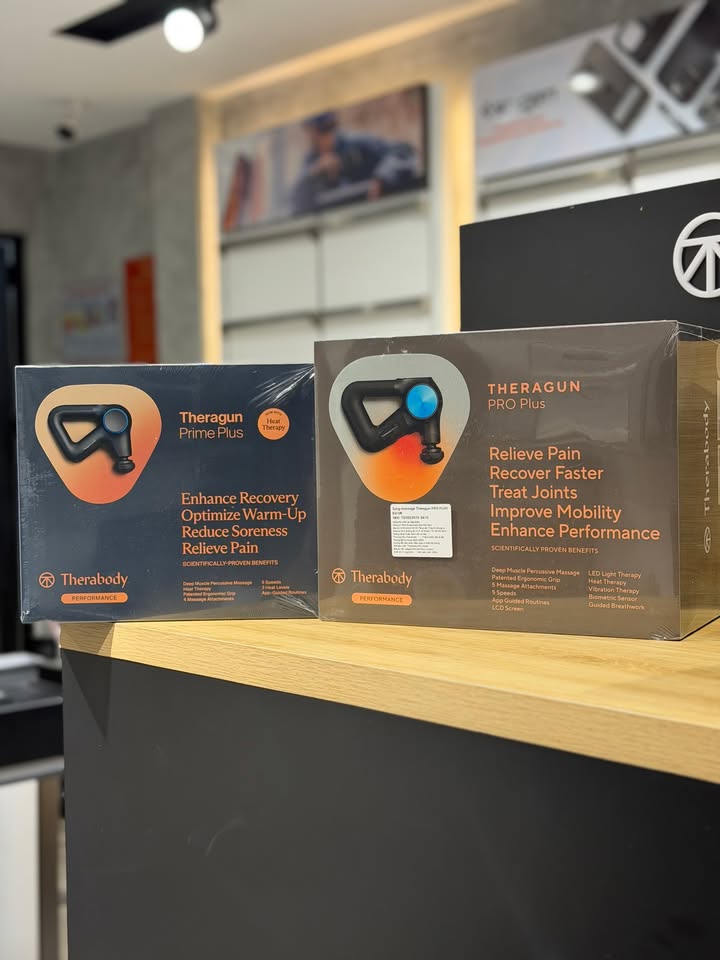 ???? BỘ ĐÔI PHỤC HỒI CHUYÊN SÂU TỪ THERABODY: THERAGUN PRIME PLUS & THERAGUN PRO PLUS ĐÃ SẴN HÀNG TẠI KỆ! ???? Nếu bạn đang tìm kiếm giải pháp chăm sóc cơ bắp toàn diện, giảm đau mỏi cấp tốc và tối ưu hiệu suất vận động thì đây chính là "chân chân lý" không thể bỏ qua! Bộ đôi thiết bị massage trị liệu thế hệ mới nhất từ Therabody kết hợp hoàn hảo giữa công nghệ gõ chấn động (Percussive Therapy) và liệu pháp nhiệt (Heat Therapy) hiện đại: ???? Theragun Prime Plus – Nhỏ gọn, tối ưu nhu cầu hàng ngày Lựa chọn lý tưởng để khởi động cơ thể, giảm căng mỏi sau ngày dài làm việc hoặc tập luyện: Liệu pháp nhiệt (Heat Therapy): 3 mức nhiệt tích hợp giúp làm ấm cơ bắp, tăng cường tuần hoàn máu và thư giãn vùng cơ bị căng cứng nhanh chóng. Tối ưu trải nghiệm: 5 cấp độ lực, thiết kế tay cầm hình tam giác ergonomics đăng ký bản quyền giúp thao tác dễ dàng ở mọi góc độ. Kết nối thông minh: Hướng dẫn tập luyện trực quan qua ứng dụng Therabody. ???? Theragun PRO Plus – Đỉnh cao phục hồi đa liệu pháp (Multi-therapy) Dòng máy chuyên nghiệp nhất dành cho vận động viên, người tập luyện cường độ cao hoặc người muốn trải nghiệm chăm sóc cơ thể toàn diện: Đa liệu pháp trong một thiết bị: Tích hợp Massage gõ chuyên sâu, Liệu pháp nhiệt (Heat Therapy), Liệu pháp ánh sáng hồng ngoại (LED Light Therapy), Rung trị liệu (Vibration Therapy) cho vùng khớp. Tính năng cao cấp: Cảm biến sinh trắc học (Biometric Sensor) đo nhịp tim, màn hình LCD hiển thị trực quan và bài tập hướng dẫn điều hòa nhịp thở (Guided Breathwork) giúp thư giãn tinh thần lẫn thể chất. Phụ kiện phong phú: Đi kèm 5 đầu massage chuyên dụng cho từng nhóm cơ và khớp. ???? Hình ảnh thực tế bộ đôi Theragun Prime Plus & PRO Plus sẵn hàng ngay tại cửa hàng! ???? Inbox ngay cho page để được tư vấn trải nghiệm và nhận ưu đãi giao hàng - lắp đặt tận nơi nhé! ⚡ Hàng sẵn – Giao hàng nhanh toàn quốc. ???? Anh/chị nào ở TP HCM muốn trải nghiệm sản phẩm? ???? Liên hệ ngay Shop Cello để được tư vấn và giao tận nơi! ???? Inbox ngay cho Cello để được tư vấn thêm các sản phẩm nhé! ------------------------------- ©️Cello Technology ???? 13 Nguyễn Văn Tráng, Phường Bến Thành, Quận 1, TP.HCM ???? 0888054168 ???? www.cello.vn ???? support@cello.vn bình luận để Cello tư vấn chi tiết và báo giá ưu đãi nhất cho bạn #Therabody #Theragun #TheragunPrimePlus #TheragunProPlus #Recovery #HeatTherapy #MassageGun #ChamsocSuckhoe #PhucHoiCoBap