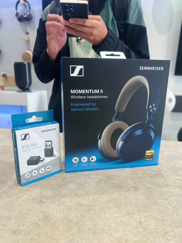 ???? SIÊU PHẨM SENNHEISER MOMENTUM 5 WIRELESS VỀ TAY TÍN ĐỒ ÂM THANH!???? Một buổi sáng chốt đơn nhanh gọn cùng anh khách có đôi tai cực kỳ sành sỏi. Đam mê chất âm chuẩn Đức của nhà Sennheiser đã lâu, ngay khi Momentum 5 Wireless vừa mở bán là anh ghé chốt liền tay không cần đắn đo! ❤️ Cảm ơn anh đã luôn tin tưởng và ủng hộ Cello! Chúc anh có những giờ phút thưởng thức âm nhạc đỉnh cao cùng người bạn đồng hành mới. Điểm nhấn công nghệ dành riêng cho Audiophile: ???? Chất âm đặc trưng Sennheiser: Tái hiện dải động xuất sắc, âm trường sâu lắng và độ phân giải cao đạt chuẩn Hi-Res Audio. ???? Âm thanh không gian 3D Dolby Atmos: Kết hợp công nghệ Head-tracking theo dõi chuyển động đầu, mở ra không gian nghe nhạc sống động như trong phòng thu. Hybrid Adaptive ANC vượt trội (8 Mic): Tự động tùy biến theo môi trường thực tế, giữ trọn vẹn sự tĩnh lặng tuyệt đối cho từng nốt nhạc. Thiết kế công thái học cao cấp với headband bọc vải đặc trưng cùng 3 tùy chọn màu sắc sang trọng. ???? ĐẶC QUYỀN MỞ BÁN (14/08 – 14/09/2026): ???? TẶNG NGAY USB Dongle BTD 700 trị giá 1.462.000đ: Giải pháp vàng giúp khai thác tối đa codec âm thanh chất lượng cao, giảm độ trễ tối đa và đảm bảo đường truyền chuẩn audiophile khi kết nối với PC/Laptop/thiết bị di động. ???? TẶNG THÊM +12 THÁNG BẢO HÀNH chính hãng PGI (an tâm trải nghiệm dài lâu). Giá niêm yết: 12.490.000đ (Số lượng quà tặng có hạn, áp dụng theo thời gian chương trình). Inbox ngay để được tư vấn chi tiết và sở hữu sớm nhất siêu phẩm Momentum 5 Wireless! ???? Nhắn tin ngay cho shop để rước em nó với mức giá ưu đãi và nhận quà tặng kèm hôm nay nhé! ⚡ Hàng sẵn – Giao hàng nhanh toàn quốc. ???? Anh/chị nào ở TP HCM muốn trải nghiệm sản phẩm? ???? Liên hệ ngay Shop Cello để được tư vấn và giao tận nơi! ???? Inbox ngay cho Cello để được tư vấn thêm các sản phẩm nhé! ------------------------------- ©️Cello Technology ???? 13 Nguyễn Văn Tráng, Phường Bến Thành, Quận 1, TP.HCM ???? 0888054168 ???? www.cello.vn ???? support@cello.vn bình luận để Cello tư vấn chi tiết và báo giá ưu đãi nhất cho bạn