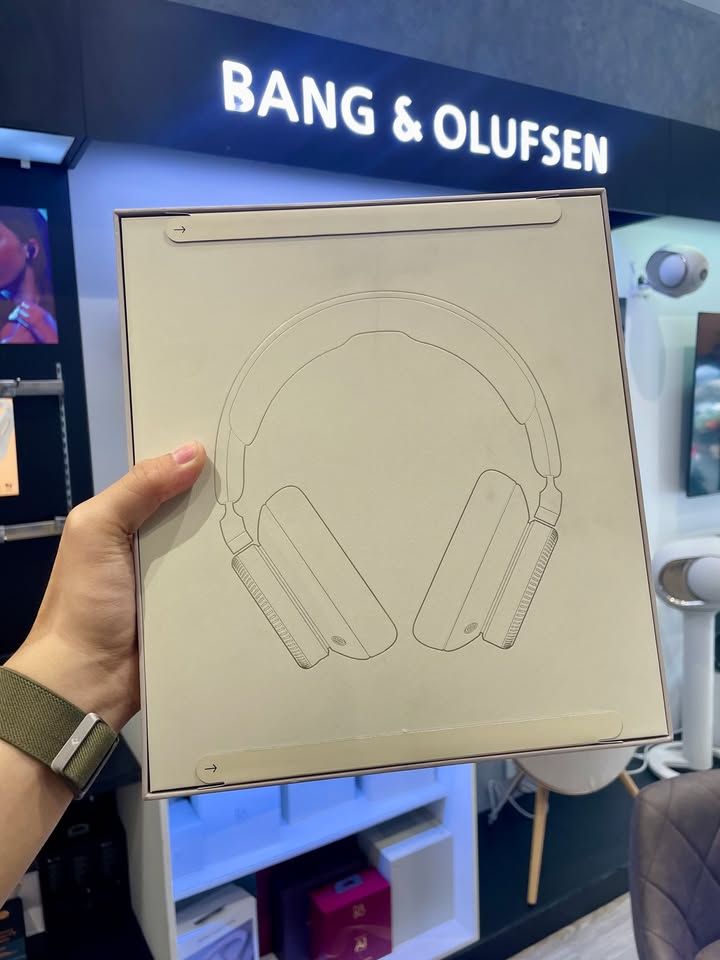 ???? DONE DEAL FLAGSHIP SIÊU PHẨM B&O BEOPLAY H100 THEO CHÂN ANH KHÁCH BÌNH TÂN VỀ TƯ DINH! ???? Một thương vụ hoàn hảo khởi đầu cho ngày mới ngập tràn năng lượng tại Cello! Chiếc tai nghe Over-Ear xa xỉ bậc nhất thế giới – Bang & Olufsen Beoplay H100 đã chính thức được chốt đơn và bàn giao hỏa tốc tận tay anh khách hàng VIP tại quận Bình Tân. Là một người yêu âm nhạc khắt khe và chuộng sự tinh tế trong từng đường nét thủ công, anh chia sẻ đã theo dõi H100 từ những ngày đầu ra mắt. Và khi trực tiếp cầm trên tay, sự kết hợp hoàn mỹ giữa nghệ thuật chế tác Đan Mạch cùng công nghệ âm thanh tương lai đã khiến anh quyết định rước ngay siêu phẩm này mà không cần đắn đo! ✨ Những điểm chạm xa xỉ tạo nên vị thế độc tôn của B&O Beoplay H100: Kiệt tác vật liệu cao cấp: Mặt cảm ứng bằng kính cường lực chống trầy xước kết hợp vòng xoay nhôm phay xước chuẩn xác, đệm tai da cừu êm ái và đệm đầu vải dệt thoáng khí công thái học. Chất âm thuần khiết cùng củ loa Titan 40mm: Tái tạo trọn vẹn dải âm từ 10Hz – 40kHz, dải trầm sâu thẳm, âm trường thoáng đạt và chi tiết sắc sảo chuẩn chất âm phòng thu Hi-Res. Âm thanh không gian 3D Dolby Atmos & Head-tracking: Định vị chuyển động đầu chuẩn xác, mang lại cảm giác sống động như đang thưởng thức một buổi hòa nhạc riêng tư. Công nghệ chống ồn EarSense™ thông minh: Tự động đo đạc cấu trúc tai và độ hở khi đeo theo thời gian thực để tinh chỉnh mức chống ồn & xuyên âm (TrueTransparency™) mượt mà nhất. Triết lý thiết kế trường tồn (Modular Design): Khung kết cấu cho phép thay thế pin, đệm tai và đệm đầu linh hoạt, đảm bảo giá trị sử dụng bền vững qua nhiều năm tháng. Cello Team đã hỗ trợ anh bóc seal, kiểm tra kết nối ứng dụng Bang & Olufsen và kích hoạt gói bảo hành chính hãng. Chúc anh có những hành trình âm nhạc đỉnh cao cùng tuyệt phẩm Beoplay H100! ????✨ ⚡ Hàng sẵn – Giao hàng nhanh toàn quốc. ???? Anh/chị nào ở TP HCM muốn trải nghiệm sản phẩm? ???? Liên hệ ngay Shop Cello để được tư vấn và giao tận nơi! ???? Inbox ngay cho Cello để được tư vấn thêm các sản phẩm nhé! ------------------------------- ©️Cello Technology ???? 13 Nguyễn Văn Tráng, Phường Bến Thành, Quận 1, TP.HCM ???? 0888054168 ???? www.cello.vn ???? support@cello.vn bình luận để Cello tư vấn chi tiết và báo giá ưu đãi nhất cho bạn #BangOlufsen #BeoplayH100 #BOH100 #CelloAudio #TaiNgheHiEnd #LuxuryLifestyle #DoneDealBinhTan #DolbyAtmos #ShowroomQuan1