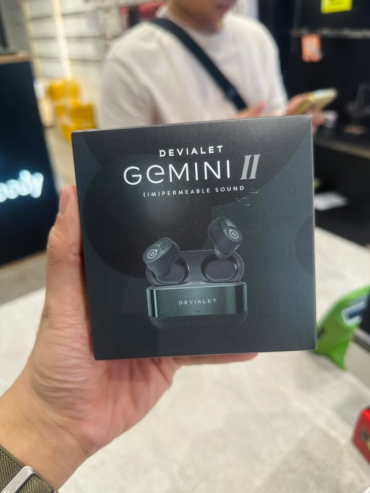???? CHỐT ĐƠN SIÊU PHẨM – BÀN GIAO DEVIALET GEMINI II DEEP FOREST CHO ANH KHÁCH SÀNH ĐIỆU! ????????✨ Thêm một siêu phẩm âm thanh hi-end nước Pháp đã chính thức về tay chủ nhân mới! Anh khách ghé Cello tìm kiếm một chiếc tai nghe True Wireless hội tụ đủ hai yếu tố: chất âm tham chiếu đỉnh cao và gu thẩm mỹ độc bản — và phối màu giới hạn Deep Forest của Devialet Gemini II đã chinh phục anh ngay từ cái nhìn đầu tiên ???? ???? Điểm nhấn trên Devialet Gemini II - Deep Forest Edition: ???? Sắc xanh Deep Forest độc bản: Tông màu xanh rừng sâu sang trọng, kết hợp hoàn thiện kim loại cao cấp tôn trọn vẻ đẳng cấp và cá tính riêng của chủ sở hữu. ???? Chất âm thuần khiết chuẩn Devialet: Driver custom 10mm phủ Titanium mang lại dải trầm sâu nội lực, âm trường thoáng đãng và chi tiết tách bạch xuất sắc. ???? Công nghệ chống ồn độc quyền: Hệ thống Devialet ANC™ kết hợp IDC® (Internal Delay Compensation) triệt tiêu tiếng ồn vượt trội mà không làm biến dạng chất âm gốc. ⚡ Kết nối đa điểm & sạc không dây: Hỗ trợ Bluetooth 5.2 Multipoint mượt mà, chuẩn kháng nước IPX4 tiện lợi cho mọi nhu cầu di chuyển. ❤️ Cảm ơn anh đã luôn tin tưởng và lựa chọn Cello là điểm đến cho đam mê âm thanh! Chúc anh có những phút giây thăng hoa tuyệt đối cùng chất âm hi-end nước Pháp trên mọi hành trình. ???? Anh em đang tìm kiếm dòng tai nghe True Wireless hi-end đẳng cấp inbox Cello ngay để nhận tư vấn và ưu đãi tốt nhất nhé! ???????? ???? Nhắn tin ngay cho shop để rước em nó với mức giá ưu đãi và nhận quà tặng kèm hôm nay nhé! ⚡ Hàng sẵn – Giao hàng nhanh toàn quốc. ???? Anh/chị nào ở TP HCM muốn trải nghiệm sản phẩm? ???? Liên hệ ngay Shop Cello để được tư vấn và giao tận nơi! ???? Inbox ngay cho Cello để được tư vấn thêm các sản phẩm nhé! ------------------------------- ©️Cello Technology ???? 13 Nguyễn Văn Tráng, Phường Bến Thành, Quận 1, TP.HCM ???? 0888054168 ???? www.cello.vn ???? support@cello.vn bình luận để Cello tư vấn chi tiết và báo giá ưu đãi nhất cho bạn