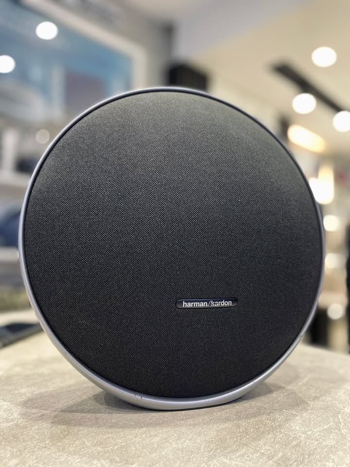 HỎA TỐC HARMAN KARDON ONYX STUDIO 9 ĐẾN TẬN TAY CHỊ KHÁCH ???????????? Một chuyến giao hàng nhanh trong chiều nay: Harman Kardon Onyx Studio 9 chuẩn đét fullbox nguyên seal gửi đến chị khách yêu để chuẩn bị cho kỳ nghỉ lễ Quốc khánh 2/9. Nhận lệnh là bên em cho đóng gói và book shipper hỏa tốc giao tận cửa ngay trong vòng một nốt nhạc! Chiếc loa quốc dân thế hệ mới nhất này lên nhạc ngày lễ thì chuẩn bài: Chất âm đỉnh chóp: Bass đánh sâu, ấm và cực kỳ lực; giọng vocal trong trẻo, nghe nhạc chill hay nhạc sôi động đều đã tai. Tự động cân chỉnh âm thanh: Đặt phòng khách, phòng ngủ hay ban công tiệc tùng loa đều tự tối ưu chất âm theo không gian. Thiết kế hình tròn biểu tượng: Quai xách kim loại kết hợp vải dệt cao cấp, vừa phát nhạc hay vừa là điểm nhấn decor cực sang cho ngôi nhà. Pin tích hợp tới 8 giờ: Thoải mái mang ra sân vườn hay góc tiệc ngoài trời chill xuyên đêm. Cảm ơn chị đã tin tưởng ủng hộ shop! Chúc chị và gia đình có một kỳ nghỉ lễ 2/9 thật trọn vẹn và ngập tràn âm nhạc! ❤️ Anh em nào cần loa xịn chơi lễ gấp cứ nhắn shop, đội ngũ shipper vẫn sẵn sàng giao hỏa tốc xuyên lễ phục vụ mọi người nhé! ???? Giao hàng hỏa tốc 2H nội thành, ship COD toàn quốc kiểm tra hàng trước khi thanh toán. ???? Anh/chị nào ở TP HCM muốn trải nghiệm sản phẩm? ???? Liên hệ ngay Shop Cello để được tư vấn và giao tận nơi! ???? Inbox ngay cho Cello để được tư vấn thêm các sản phẩm nhé! ------------------------------- ©️Cello Technology ???? 13 Nguyễn Văn Tráng, Phường Bến Thành, Quận 1, TP.HCM ???? 0888054168 ???? www.cello.vn ???? support@cello.vn bình luận để Cello tư vấn chi tiết và báo giá ưu đãi nhất cho bạn