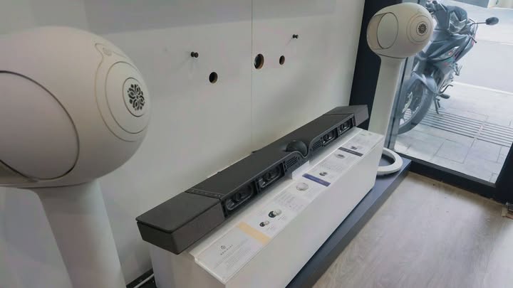 ???????? SOUNDTEST ĐEO TAI NGHE VÀO VÀ TEST ĐỘ BẠO: DEVIALET DIONE – TỪ NHẠC MẠNH ĐẾN BOM TẤN ĐIỆN ẢNH CÂN SẠCH TRONG 1 NỐT NHẠC! ???????? Rất nhiều dàn Soundbar thường gặp điểm yếu: "Xem phim hiệu ứng rất tốt nhưng mở nhạc mạnh nghe lại bị khô và thiếu lực bass". Nhưng với Devialet Dione, khái niệm "giới hạn" chưa bao giờ tồn tại! Bật ngay chất lượng cao nhất và đeo tai nghe vào để cùng Cello kiểm chứng độ bốc của siêu phẩm này qua 2 bài test thực tế: ???? Phần 1: Nhạc mạnh bùng nổ (EDM, Vinahouse, Rock, Hip-hop): Bass dập tức ngực: 8 củ loa Subwoofer hành trình dài tích hợp bên trong xả công suất cực gắt, tiếng bass xuống sâu tới 24Hz, đầm, chắc và có độ nảy cực đã mà không cần bất kỳ cục Subwoofer rời nào bên ngoài. Không rè, không méo tiếng: Công nghệ khuếch đại ADH® độc quyền giữ trọn dải âm sắc nét kể cả khi bạn mở âm lượng ở mức rung chuyển phòng khách. ???? Phần 2: Trải nghiệm phim ảnh (Dolby Atmos 5.1.2): Hiệu ứng vòm 3D chuẩn rạp: Tiếng mưa rơi trên mái, tiếng đạn rít xé gió và trực thăng bay lượn trên đầu được định vị chuẩn xác nhờ thuật toán SPACE™ thông minh. Hội thoại trong vắt: Quả cầu trung tâm ORB® cân chỉnh giọng nói của nhân vật luôn nổi bật, rõ ràng trên nền nhạc nền hoành tráng. Dù nhu cầu của bạn là chill nhạc nhẹ, "quẩy" nhạc mạnh cuối tuần hay cày trọn series bom tấn Netflix, Devialet Dione đều đáp ứng trên cả tuyệt vời! ???? Ghé ngay Showroom Cello để trực tiếp cầm remote trải nghiệm và "thẩm âm" nhé! #Devialet #DevialetDione #SoundbarDevialet #SoundtestReal #CelloAudio #LoaXemPhim #NgheNhacManh #EDM #DolbyAtmos #ShowroomQuan1