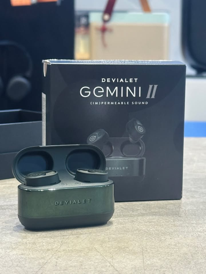 ✨ DEVIALET GEMINI II: KHI ÂM HƯỞNG PHANTOM GÓI GỌN TRONG TAI NGHE TRUE WIRELESS ✨ Nếu bạn đang tìm kiếm một chiếc tai nghe True Wireless mang chất âm Hi-End đỉnh cao, khả năng chống ồn vượt trội và thiết kế sang trọng chuẩn nước Pháp, Devialet Gemini II chính là kiệt tác không thể bỏ qua! Những nâng cấp đắt giá trên Devialet Gemini II: Chất âm đậm chất Devialet: Củ loa tùy chỉnh 10mm phủ Titanium mang lại dải trầm uy lực, sâu lắng đặc trưng kết hợp dải trung và cao chi tiết, trong trẻo như đang ngồi trước một dàn loa Phantom thu nhỏ. Chống ồn thích ứng độc quyền (Devialet Adaptive Noise Cancellation™): Khử ồn chủ động lên tới 40dB, tự động điều chỉnh theo cấu trúc tai người đeo và môi trường xung quanh, loại bỏ hoàn toàn tạp âm. Công nghệ chống gió AWR (Active Wind Reduction): Kết hợp cảm biến truyền dẫn qua xương và màng chắn gió thông minh, giúp giọng đàm thoại luôn trong vắt dù đang chạy xe hay đi bộ ngoài trời. Thiết kế công thái học thu gọn 40%:** Nhỏ hơn 40% và nhẹ hơn đáng kể so với thế hệ trước, đeo êm ái, bám tai chắc chắn suốt cả ngày dài mà không gây cấn đau. Kết nối thông minh & Thời lượng pin bền bỉ:** Bluetooth 5.2 hỗ trợ kết nối 2 thiết bị cùng lúc (Multipoint), codec aptX cao cấp. Tổng thời lượng pin lên đến 22 giờ kèm sạc không dây chuẩn Qi tiện lợi. Các phiên bản màu sắc sẵn sàng trên kệ: Light Pearl (Mới): Sắc ngọc trai trang nhã, nhẹ nhàng nhưng toát lên vẻ đẹp kiêu sa, hiện đại. Deep Forest (Mới): Tông xanh rừng sâu cuốn hút, huyền bí và cực kỳ sang trọng. Iconic White:** Trắng thanh lịch, tinh tế. Matte Black:** Đen nhám sang trọng, cá tính. Opéra de Paris:** Phiên bản đặc biệt dát vàng 24K đẳng cấp hoàng gia. Trải nghiệm ngay chất âm chuẩn Hi-End từ thương hiệu âm thanh hàng đầu nước Pháp! Nhắn tin cho shop để nhận ưu đãi và tư vấn chi tiết. ⚡ Hàng sẵn – Giao hàng nhanh toàn quốc. ???? Anh/chị nào ở TP HCM muốn trải nghiệm sản phẩm? ???? Liên hệ ngay Shop Cello để được tư vấn và giao tận nơi! ???? Inbox ngay cho Cello để được tư vấn thêm các sản phẩm nhé! ------------------------------- ©️Cello Technology ???? 13 Nguyễn Văn Tráng, Phường Bến Thành, Quận 1, TP.HCM ???? 0888054168 ???? www.cello.vn ???? support@cello.vn bình luận để Cello tư vấn chi tiết và báo giá ưu đãi nhất cho bạn #Devialet #DevialetGeminiII #Gemini2 #TrueWireless #HiEndAudio #TaiNgheChongOn #Audiophile #OperaDeParis