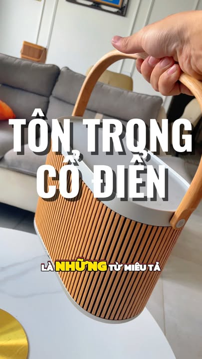 HÀNH TRÌNH ĐƯA NGHỆ THUẬT ÂM THANH BẮC ÂU VỀ VỚI QUẬN 8 Một buổi chiều bàn giao đầy cảm xúc cùng chiếc loa Bang & Olufsen Beosound A5 (Nordic Weave / Dark Oak) cho chị khách có gu thẩm mỹ cực kỳ tinh tế tại Quận 8! Vừa mở hộp và đặt vào không gian phòng khách, Beosound A5 lập tức trở thành tâm điểm với vẻ đẹp sang trọng, ấm cúng và đầy tính nghệ thuật: ???? Tuyệt tác thủ công: Sự kết hợp hoàn hảo giữa nhôm cao cấp và lớp hoàn thiện gỗ sồi tự nhiên, tay cầm bằng da tinh xảo mang đậm ngôn ngữ thiết kế Scandinavian. ???? Âm thanh 360 độ uy lực: Công suất ấn tượng lên đến 280W cùng công nghệ RoomSense tự động cân chỉnh âm thanh theo cấu trúc căn phòng, phủ kín mọi góc nghe với chất âm mộc mạc, chi tiết đặc trưng của B&O. ???? Tiện nghi hiện đại: Tích hợp sạc không dây Qi ngay trên bề mặt loa, pin bền bỉ hơn 12 giờ chơi nhạc và khả năng kháng nước, kháng bụi chuẩn IP65 — dễ dàng đồng hành cùng chị từ không gian phòng khách đến ban công thư giãn. Cảm ơn chị đã luôn tin tưởng và lựa chọn đồng hành để hoàn thiện không gian sống đẳng cấp! ❤️ ???? Cùng ngắm nhìn cận cảnh vẻ đẹp mê hoặc của B&O Beosound A5 qua clip bàn giao thực tế bên dưới nhé! ???? Inbox shop để được tư vấn và setup trải nghiệm âm thanh hi-end tận nơi! ????✨