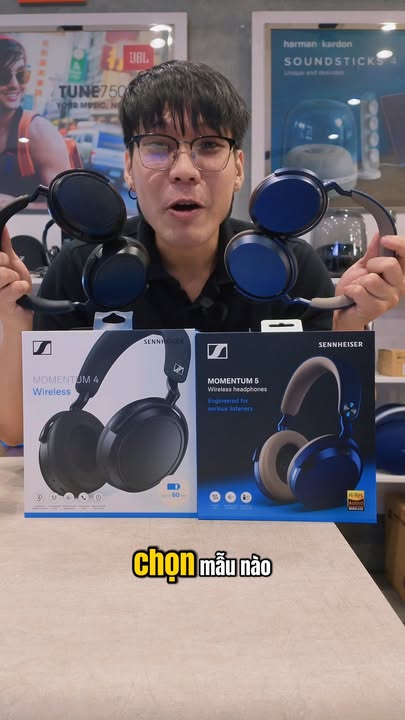 ???? Sennheiser Momentum 5 vs Momentum 4: Có đáng để nâng cấp? Nếu bạn đang phân vân giữa hai thế hệ flagship tai nghe chống ồn nhà Sennheiser, video này sẽ tóm gọn 5 điểm khác biệt cốt lõi để bạn chọn đúng chiếc tai nghe phù hợp nhất với nhu cầu: Thiết kế & Độ thoải mái: Momentum 5 tinh chỉnh lại phần headband và đệm tai memory foam thoáng khí hơn, giảm áp lực đỉnh đầu khi đeo liên tục nhiều giờ so với bản tiền nhiệm Momentum 4. Chất âm (Sound Signature): Driver mới trên Momentum 5 cho dải mid trong trẻo hơn, âm trường tách bạch và kiểm soát sub-bass gọn gàng, trong khi Momentum 4 có thiên hướng bass ấm và dày hơn. Khả năng chống ồn (Adaptive ANC): Thuật toán chống ồn thích ứng thế hệ mới xử lý tiếng ồn dải cao (giọng nói, tiếng còi xe) hiệu quả hơn rõ rệt. Chất lượng đàm thoại: Hệ thống micro định chùm sóng kết hợp AI khử ồn gió trên Momentum 5 cho giọng gọi thoại trong, ít bị méo tiếng hơn ở môi trường ngoài trời. Kết nối & Thời lượng pin: Cả hai vẫn duy trì thời lượng pin ấn tượng lên tới 60 giờ, nhưng Momentum 5 tối ưu chuẩn kết nối Bluetooth mới hơn, giảm tối đa độ trễ khi xem phim hoặc chơi game. ???? Xem chi tiết bài so sánh và test thực tế chất âm trong video dưới đây! #Sennheiser #Momentum5 #Momentum4 #Audiophile #TaiNgheChongOn #TechReview