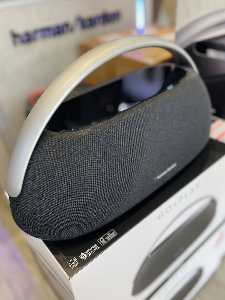 HÀNG VỪA CẬP BẾN – HARMAN KARDON GO + PLAY 3 SẴN HÀNG PHỤC VỤ ANH EM! ???????? Sau đợt cháy hàng tuần trước, lô Go + Play 3 mới toanh đã chính thức có mặt tại shop với đầy đủ 2 màu Đen huyền bí & Xám sang trọng. Tại sao chiếc loa này luôn trong tình trạng “về bao nhiêu hết bấy nhiêu”? Công suất khủng 160W: Âm bass sâu, lực, đánh rung rinh không gian phòng khách lẫn tiệc ngoài trời. Hệ thống củ loa 3 đường tiếng (3-way): Tách bạch rõ rệt giữa dải trầm, trung và cao – nghe vocal hay acoustic cực kỳ nịnh tai. Thiết kế sang trọng: Quai xách nhôm nguyên khối, mặt kính cảm ứng cao cấp, đặt góc nào trong nhà cũng thành điểm nhấn decor. Thời lượng pin tới 8 giờ: Thoải mái chill nhạc cả ngày dài. Tự động cân chỉnh âm thanh: Loa tự tối ưu chất âm theo diện tích phòng ngay khi bật. ???? Anh/chị nào ở TP HCM muốn trải nghiệm sản phẩm? ???? Liên hệ ngay Shop Cello để được tư vấn và giao tận nơi! ???? Inbox ngay cho Cello để được tư vấn thêm các sản phẩm nhé! ------------------------------- ©️Cello Technology ???? 13 Nguyễn Văn Tráng, Phường Bến Thành, Quận 1, TP.HCM ???? 0888054168 ???? www.cello.vn ???? support@cello.vn bình luận để Cello tư vấn chi tiết và báo giá ưu đãi nhất cho bạn
