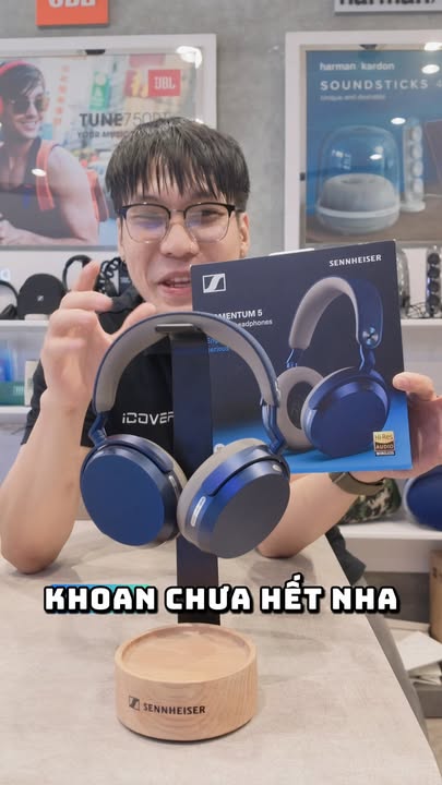 REVIEW NHANH SENNHEISER MOMENTUM 5 WIRELESS: ĐỈNH CAO CHẤT ÂM TRỞ LẠI! ???????? Sennheiser vừa chính thức tung ra MOMENTUM 5 Wireless – thế hệ flagship over-ear tiếp theo nối tiếp thành công vang dội của bản tiền nhiệm. Những điểm nâng cấp đắt giá nhất: Chất âm chuẩn Audiophile: Củ loa 42mm cao cấp mang lại dải bass sâu, lực và kiểm soát cực tốt. Dải mid ngọt, treb tơi nhuyễn và chi tiết vượt trội. Chuẩn âm thanh Lossless: Hỗ trợ aptX Lossless và Snapdragon Sound, truyền tải chất lượng âm thanh không dây nguyên bản chuẩn Hi-Res. Chống ồn thích ứng đỉnh cao: Hệ thống Adaptive Hybrid ANC lọc tiếng ồn môi trường mượt mà, tĩnh lặng tuyệt đối khi làm việc hay đi máy bay. Pin trâu 57 giờ & Dễ dàng thay thế: Thời lượng pin siêu khủng, đặc biệt thiết kế mới cho phép tự thay pin nhanh gọn, kéo dài vòng đời sử dụng tối đa. Hộp đựng nhỏ gọn hơn 20%: Khắc phục triệt để nhược điểm case to cồng kềnh của đời trước, tiện bỏ balo mang đi mọi nơi. Đánh giá nhanh: Ưu điểm: Âm thanh đầu bảng phân khúc, đeo cực êm, pin trâu, kết nối đa điểm mượt mà. Cân nhắc: Form dáng không đổi quá nhiều so với Momentum 4. Chiếc tai nghe hoàn hảo cho anh em nghiện nhạc chất lượng cao, cần không gian làm việc tập trung hoặc hay di chuyển đường dài. ???? Inbox shop ngay để trải nghiệm và nhận giá ưu đãi đợt hàng đầu tiên! #Sennheiser #Momentum5Wireless #TaiNgheChongOn #Audiophile #TaiNgheBluetooth
