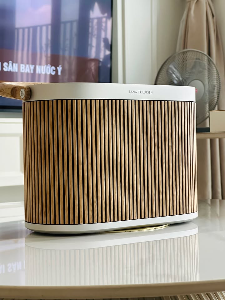 ???? KIỆT TÁC GỖ SỒI B&O BEOSOUND A5 OAK THEO CHÂN CHỊ GÁI QUẬN 8 VỀ TƯ DINH! ???? Một buổi chiều ngập tràn cảm hứng nghệ thuật cùng đội ngũ Cello! Vừa nhận được cuộc gọi chốt đơn từ một chị khách hàng có gu thẩm mỹ cực kỳ tinh tế tại Quận 8, Cello Team đã lập tức lên đường giao hỏa tốc và setup tận tay siêu phẩm Bang & Olufsen Beosound A5 phiên bản Spaced Oak (Gỗ sồi đan). Chị chia sẻ đang tìm kiếm một chiếc loa vừa có chất âm mộc mạc, thư giãn để nghe nhạc giao hưởng Jazz, Vocal, vừa phải hòa hợp hoàn hảo với phong cách nội thất Scandinavian/Indochine của căn hộ. Và Beosound A5 Oak chính là mảnh ghép hoàn hảo nhất! ✨ Những điểm chạm khiến chị khách say đắm ngay từ cái nhìn đầu tiên: Thiết kế gỗ sồi chế tác thủ công: Mặt ốp loa được đan từ những thanh gỗ sồi thật tỉ mỉ, kết hợp quai xách gỗ uốn cong và khung nhôm anodized sang trọng, biến chiếc loa thành một món đồ nội thất độc bản. Chất âm 360 độ khoáng đạt: Hệ thống 4 củ loa công suất bùng nổ 280W mang lại dải trung âm ngọt ngào, giọng hát ca sĩ trong vắt cùng dải trầm sâu lắng, lấp đầy toàn bộ không gian phòng khách. Tiện ích công nghệ đỉnh cao: Tích hợp đế sạc không dây chuẩn Qi ngay trên bề mặt loa, cùng chuẩn kháng nước/bụi IP65 bền bỉ để chị dễ dàng xách loa ra ban công hay sân vườn chill tiệc trà chiều. Thời lượng pin hơn 12 giờ: Thoải mái tận hưởng âm nhạc liền mạch suốt cả ngày dài mà không cần cắm dây sạc vướng víu. Nhìn chiếc loa hòa mình tuyệt đẹp vào góc phòng khách của chị và tiếng nhạc cất lên êm ái, Cello vô cùng hạnh phúc khi được đồng hành nâng tầm không gian sống của quý khách hàng. Cảm ơn chị đã luôn tin tưởng dịch vụ của Cello! ☕✨ ???? Inbox ngay để nhận tư vấn chi tiết và ưu đãi trải nghiệm thực tế! ???? ⚡ Hàng sẵn – Giao hàng nhanh toàn quốc. ???? Anh/chị nào ở TP HCM muốn trải nghiệm sản phẩm? ???? Liên hệ ngay Shop Cello để được tư vấn và giao tận nơi! ???? Inbox ngay cho Cello để được tư vấn thêm các sản phẩm nhé! ------------------------------- ©️Cello Technology ???? 13 Nguyễn Văn Tráng, Phường Bến Thành, Quận 1, TP.HCM ???? 0888054168 ???? www.cello.vn ???? support@cello.vn bình luận để Cello tư vấn chi tiết và báo giá ưu đãi nhất cho bạn #BangOlufsen #BeosoundA5 #BeosoundA5Oak #SpacedOak #CelloAudio #LoaHiEnd #LuxuryLiving #SetupAmThanh #BanGiaoQuan8 #DecorNoiThat
