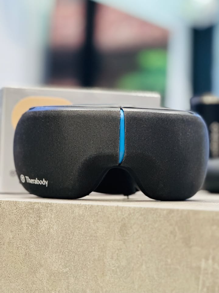 GẤP ĐÔI SỰ THƯ GIÃN – BÀN GIAO LIỀN TAY 2 EM THERABODY SMARTGOGGLES 2.0 TẠI QUẬN 3 ✨ Chiều nay team Cello vừa hoàn tất chuyến giao hàng hỏa tốc bộ đôi kính massage mắt thông minh thế hệ mới nhất – Therabody SmartGoggles 2.0 – đến tận tay chị khách dễ thương tại Quận 3. Làm việc cường độ cao trước màn hình máy tính mỗi ngày khiến mắt mệt mỏi và giấc ngủ chập chờn, chị khách quyết định "chốt liền tay" 2 máy: một chiếc cho bản thân thư giãn sau giờ làm việc, một chiếc làm quà chăm sóc sức khỏe cho người thân. Điểm nâng cấp đáng giá trên SmartGoggles 2.0: Cảm biến nhịp tim sinh học SmartSense: Tự động điều chỉnh tần số rung và nhiệt độ theo nhịp tim thực tế để tối ưu trạng thái thư giãn sâu. 3 chế độ chuyên sâu: Focus (Tập trung giảm căng thẳng vùng trán), SmartRelax (Hạ nhịp tim tức thì), và Sleep (Ru ngủ tự nhiên với chu trình nhiệt - rung êm dịu). Thiết kế công thái học gọn nhẹ: Gấp gọn linh hoạt, đệm mắt êm ái, chặn sáng tuyệt đối giúp trải nghiệm nghỉ ngơi trọn vẹn ở bất cứ đâu. Cảm ơn chị đã luôn tin tưởng và lựa chọn các giải pháp phục hồi sức khỏe công nghệ cao tại Cello. Chúc chị và gia đình có những phút giây thư giãn tuyệt vời và giấc ngủ thật sâu mỗi đêm! Hàng chính hãng Therabody – Bảo hành chuẩn hãng Giao hàng hỏa tốc & hỗ trợ cài đặt tận nơi nội thành TP.HCM ⚡ Hàng sẵn – Giao hàng nhanh toàn quốc. ???? Anh/chị nào ở TP HCM muốn trải nghiệm sản phẩm? ???? Liên hệ ngay Shop Cello để được tư vấn và giao tận nơi! ???? Inbox ngay cho Cello để được tư vấn thêm các sản phẩm nhé! ------------------------------- ©️Cello Technology ???? 13 Nguyễn Văn Tráng, Phường Bến Thành, Quận 1, TP.HCM ???? 0888054168 ???? www.cello.vn ???? support@cello.vn bình luận để Cello tư vấn chi tiết và báo giá ưu đãi nhất cho bạn #Cello #Therabody #SmartGoggles2 #KinhMassageMat #Recovery #WellnessTechnology