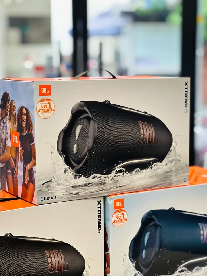 ???? JBL XTREME 5: QUÁI VẬT ÂM THANH NGOÀI TRỜI BỮA TIỆC NÀO CŨNG QUẨY! ???? Nếu bạn đang tìm kiếm một chiếc loa di động đủ sức "cân" mọi bữa tiệc bãi biển, dã ngoại hay pool party thì JBL Xtreme 5 chính là bản nâng cấp toàn diện không thể bỏ qua. Điểm qua những nâng cấp cực đỉnh trên JBL Xtreme 5: Công suất bùng nổ 130W: Hệ thống củ loa mới gồm 1 loa woofer lớn kết hợp cụm tweeter kép cho âm bass đánh sâu, lực và vang dội hơn, duy trì mức công suất mạnh mẽ tới 130W khi cắm nguồn trực tiếp và 90W khi chạy pin. Trí tuệ nhân tạo AI Sound Boost & Smart EQ: Tự động phân tích âm thanh theo thời gian thực để tối ưu dải âm, hạn chế méo tiếng kể cả khi vặn âm lượng tối đa. Đèn viền LED Ambient Edge độc đáo: Dải LED chạy dọc thân loa đổi màu theo từng nhịp điệu âm nhạc, đồng thời hiển thị trực quan tình trạng pin và kết nối. Nâng cấp chuẩn bền bỉ IP68: Kháng nước, chống bụi hoàn hảo, bất chấp mưa rào, bùn cát hay ngâm nước. Bluetooth 6.0 & Kết nối Auracast™: Đường truyền ổn định, hỗ trợ phát nhạc chất lượng cao Lossless qua cổng USB-C và ghép nối không giới hạn nhiều loa JBL cùng lúc. Pin trâu tới 28 giờ: Thỏa sức nghe nhạc liên tục 24 tiếng (mở rộng lên 28 tiếng với chế độ Playtime Boost), hỗ trợ sạc nhanh và sạc ngược tiện lợi cho điện thoại qua cổng USB-C. Sẵn sàng quẩy hết mình cùng âm nhạc mọi lúc, mọi nơi với dây đeo vai chắc chắn ???? Nhắn tin ngay cho shop để rước em nó với mức giá ưu đãi và nhận quà tặng kèm hôm nay nhé! ⚡ Hàng sẵn – Giao hàng nhanh toàn quốc. ???? Anh/chị nào ở TP HCM muốn trải nghiệm sản phẩm? ???? Liên hệ ngay Shop Cello để được tư vấn và giao tận nơi! ???? Inbox ngay cho Cello để được tư vấn thêm các sản phẩm nhé! ------------------------------- ©️Cello Technology ???? 13 Nguyễn Văn Tráng, Phường Bến Thành, Quận 1, TP.HCM ???? 0888054168 ???? www.cello.vn ???? support@cello.vn bình luận để Cello tư vấn chi tiết và báo giá ưu đãi nhất cho bạn #JBL #JBLXtreme5 #Xtreme5 #LoaBluetooth #JBLProSound #LoaDiDong #PartySpeaker #TechReview