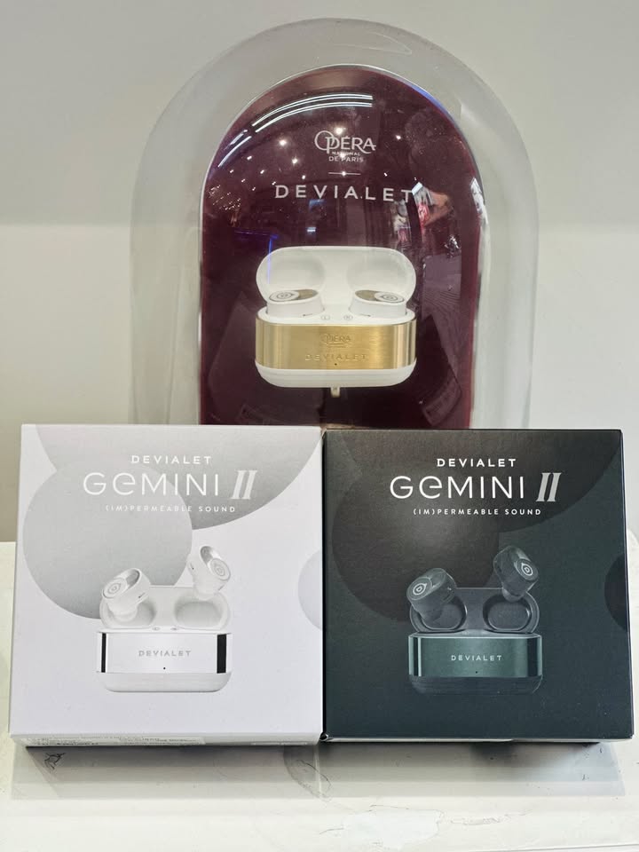 ✨ DEVIALET GEMINI II: KHI ÂM HƯỞNG PHANTOM GÓI GỌN TRONG TAI NGHE TRUE WIRELESS ✨ Nếu bạn đang tìm kiếm một chiếc tai nghe True Wireless mang chất âm Hi-End đỉnh cao, khả năng chống ồn vượt trội và thiết kế sang trọng chuẩn nước Pháp, Devialet Gemini II chính là kiệt tác không thể bỏ qua! Những nâng cấp đắt giá trên Devialet Gemini II: Chất âm đậm chất Devialet: Củ loa tùy chỉnh 10mm phủ Titanium mang lại dải trầm uy lực, sâu lắng đặc trưng kết hợp dải trung và cao chi tiết, trong trẻo như đang ngồi trước một dàn loa Phantom thu nhỏ. Chống ồn thích ứng độc quyền (Devialet Adaptive Noise Cancellation™): Khử ồn chủ động lên tới 40dB, tự động điều chỉnh theo cấu trúc tai người đeo và môi trường xung quanh, loại bỏ hoàn toàn tạp âm. Công nghệ chống gió AWR (Active Wind Reduction): Kết hợp cảm biến truyền dẫn qua xương và màng chắn gió thông minh, giúp giọng đàm thoại luôn trong vắt dù đang chạy xe hay đi bộ ngoài trời. Thiết kế công thái học thu gọn 40%:** Nhỏ hơn 40% và nhẹ hơn đáng kể so với thế hệ trước, đeo êm ái, bám tai chắc chắn suốt cả ngày dài mà không gây cấn đau. Kết nối thông minh & Thời lượng pin bền bỉ:** Bluetooth 5.2 hỗ trợ kết nối 2 thiết bị cùng lúc (Multipoint), codec aptX cao cấp. Tổng thời lượng pin lên đến 22 giờ kèm sạc không dây chuẩn Qi tiện lợi. Các phiên bản màu sắc sẵn sàng trên kệ: Light Pearl (Mới): Sắc ngọc trai trang nhã, nhẹ nhàng nhưng toát lên vẻ đẹp kiêu sa, hiện đại. Deep Forest (Mới): Tông xanh rừng sâu cuốn hút, huyền bí và cực kỳ sang trọng. Iconic White:** Trắng thanh lịch, tinh tế. Matte Black:** Đen nhám sang trọng, cá tính. Opéra de Paris:** Phiên bản đặc biệt dát vàng 24K đẳng cấp hoàng gia. Trải nghiệm ngay chất âm chuẩn Hi-End từ thương hiệu âm thanh hàng đầu nước Pháp! Nhắn tin cho shop để nhận ưu đãi và tư vấn chi tiết. ⚡ Hàng sẵn – Giao hàng nhanh toàn quốc. ???? Anh/chị nào ở TP HCM muốn trải nghiệm sản phẩm? ???? Liên hệ ngay Shop Cello để được tư vấn và giao tận nơi! ???? Inbox ngay cho Cello để được tư vấn thêm các sản phẩm nhé! ------------------------------- ©️Cello Technology ???? 13 Nguyễn Văn Tráng, Phường Bến Thành, Quận 1, TP.HCM ???? 0888054168 ???? www.cello.vn ???? support@cello.vn bình luận để Cello tư vấn chi tiết và báo giá ưu đãi nhất cho bạn #Devialet #DevialetGeminiII #Gemini2 #TrueWireless #HiEndAudio #TaiNgheChongOn #Audiophile #OperaDeParis