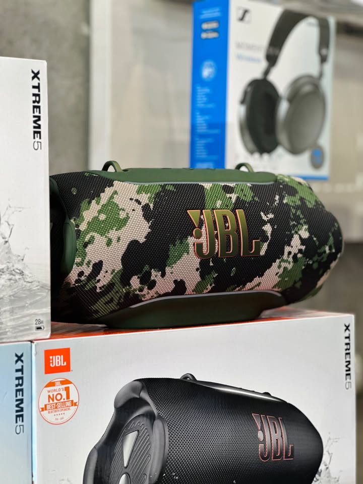 ???? JBL Xtreme 5: "QUÁI VẬT" ÂM THANH MỚI - CHƠI TỚI BẾN, QUẨY MỌI TỎA ĐỘ! ???? Mấy anh em đam mê âm thanh trầm đục, thích kéo loa đi cắm trại hay làm vài chèo nhậu ngoài trời đâu rồi? Siêu phẩm JBL Xtreme 5 đã chính thức cập bến, sẵn sàng “đập nát” mọi không gian party! ???????? Lần này nhà JBL lại làm anh em đứng ngồi không yên với loạt nâng cấp cực kỳ đáng tiền: ???? Có gì mới trên JBL Xtreme 5? Chất âm Bass "đấm" cực lực: Công nghệ JBL Original Pro Sound kết hợp thuật toán AI Sound Boost giúp tối ưu hóa âm thanh theo thời gian thực. Bass đập sâu, căng tròn, mở max volume vẫn trong trẻo, không bị xé tiếng. Thời lượng pin "trâu" đỉnh cao: Quẩy liên tục lên đến 24 - 30 giờ (khi bật chế độ Playtime Boost). Đi camping nguyên cuối tuần khỏi lo mang củ sạc! Kết nối Auracast™ thế hệ mới: Ghép nối vô tận các loa JBL cùng hỗ trợ Auracast để tạo nên một hệ thống âm thanh vòm đỉnh kịch trần. Quai đeo năng động, tích hợp khui chai: Dây đeo chéo siêu êm, tích hợp sẵn móc khui chai tiện lợi – chuẩn gu đi đâu quẩy đó! Chống nước & bụi chuẩn IP67: Bể bơi, bãi biển hay mưa rào bãi cắm trại? Chấp hết! ⚡ Hàng sẵn – Giao hàng nhanh toàn quốc. ???? Anh/chị nào ở TP HCM muốn trải nghiệm sản phẩm? ???? Liên hệ ngay Shop Cello để được tư vấn và giao tận nơi! ???? Inbox ngay cho Cello để được tư vấn thêm các sản phẩm nhé! ------------------------------- ©️Cello Technology ???? 13 Nguyễn Văn Tráng, Phường Bến Thành, Quận 1, TP.HCM ???? 0888054168 ???? www.cello.vn ???? support@cello.vn bình luận để Cello tư vấn chi tiết và báo giá ưu đãi nhất cho bạn