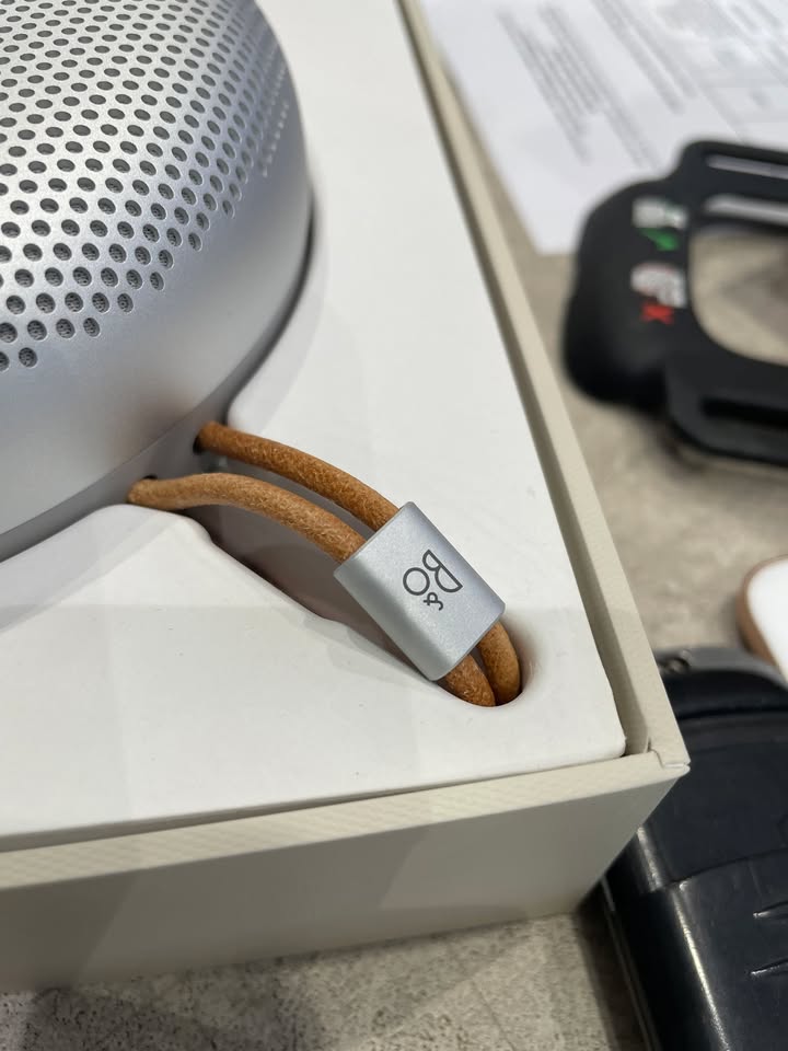???? B&O BEOSOUND A1 GEN 3: BIỂU TƯỢNG ÂM THANH DI ĐỘNG ĐỈNH CAO ✨ Nhỏ gọn trong lòng bàn tay nhưng sở hữu nội lực đáng nể, Bang & Olufsen Beosound A1 thế hệ mới tiếp tục định nghĩa lại chuẩn mực của dòng loa Bluetooth cao cấp. Một tuyệt tác giao thoa giữa nghệ thuật chế tác kim khí Đan Mạch và kỹ thuật âm học chuẩn mực ???????????? ĐIỂM NỔI BẬT KHÔNG THỂ BỎ QUA ???? ???? Âm thanh 360 độ sống động: Công nghệ True360 đặc trưng phủ kín không gian bằng chất âm chi tiết, dải trung ngọt ngào và âm trầm sâu chắc vượt xa kích thước vật lý. ???? Thời lượng pin vượt trội: Tối ưu hiệu suất năng lượng, cho phép thưởng thức playlist yêu thích suốt cả ngày dài mà không lo gián đoạn. ???? Độ bền chuẩn IP67: Khả năng chống bụi và kháng nước hoàn hảo, sẵn sàng đồng hành từ bàn làm việc, tiệc hồ bơi cho đến những chuyến dã ngoại ngoài trời ????️????️ ✨ Thiết kế nhôm nguyên khối tinh xảo: Bề mặt vòm nhôm thổi hạt cao cấp kết hợp dây đeo da thuộc tự nhiên, toát lên phong cách tối giản và thanh lịch chuẩn Scandinavian ???? ????️ Đàm thoại rõ nét: Hệ thống micro định hướng giúp các cuộc họp trực tuyến hay đàm thoại rảnh tay luôn trong trẻo, hạn chế tối đa tạp âm. Sẵn sàng nâng tầm không gian sống và trải nghiệm âm nhạc cá nhân cùng B&O Beosound A1 Gen 3 ngay hôm nay! ???????? ???? Inbox ngay để nhận tư vấn chi tiết và ưu đãi trải nghiệm thực tế! ???? ⚡ Hàng sẵn – Giao hàng nhanh toàn quốc. ???? Anh/chị nào ở TP HCM muốn trải nghiệm sản phẩm? ???? Liên hệ ngay Shop Cello để được tư vấn và giao tận nơi! ???? Inbox ngay cho Cello để được tư vấn thêm các sản phẩm nhé! ------------------------------- ©️Cello Technology ???? 13 Nguyễn Văn Tráng, Phường Bến Thành, Quận 1, TP.HCM ???? 0888054168 ???? www.cello.vn ???? support@cello.vn bình luận để Cello tư vấn chi tiết và báo giá ưu đãi nhất cho bạn #BangOlufsen #BeosoundA1Gen3 #Audiophile #BluetoothSpeaker #LuxuryAudio #LoaChinhHang