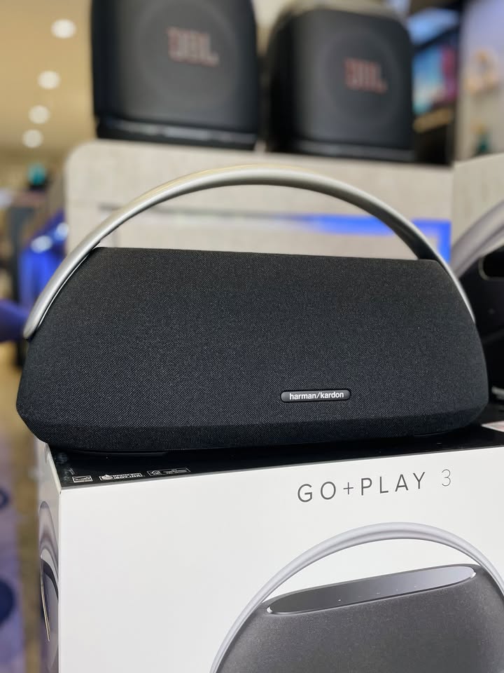 HÀNG VỪA CẬP BẾN – HARMAN KARDON GO + PLAY 3 SẴN HÀNG PHỤC VỤ ANH EM! ???????? Sau đợt cháy hàng tuần trước, lô Go + Play 3 mới toanh đã chính thức có mặt tại shop với đầy đủ 2 màu Đen huyền bí & Xám sang trọng. Tại sao chiếc loa này luôn trong tình trạng “về bao nhiêu hết bấy nhiêu”? Công suất khủng 160W: Âm bass sâu, lực, đánh rung rinh không gian phòng khách lẫn tiệc ngoài trời. Hệ thống củ loa 3 đường tiếng (3-way): Tách bạch rõ rệt giữa dải trầm, trung và cao – nghe vocal hay acoustic cực kỳ nịnh tai. Thiết kế sang trọng: Quai xách nhôm nguyên khối, mặt kính cảm ứng cao cấp, đặt góc nào trong nhà cũng thành điểm nhấn decor. Thời lượng pin tới 8 giờ: Thoải mái chill nhạc cả ngày dài. Tự động cân chỉnh âm thanh: Loa tự tối ưu chất âm theo diện tích phòng ngay khi bật. ???? Anh/chị nào ở TP HCM muốn trải nghiệm sản phẩm? ???? Liên hệ ngay Shop Cello để được tư vấn và giao tận nơi! ???? Inbox ngay cho Cello để được tư vấn thêm các sản phẩm nhé! ------------------------------- ©️Cello Technology ???? 13 Nguyễn Văn Tráng, Phường Bến Thành, Quận 1, TP.HCM ???? 0888054168 ???? www.cello.vn ???? support@cello.vn bình luận để Cello tư vấn chi tiết và báo giá ưu đãi nhất cho bạn