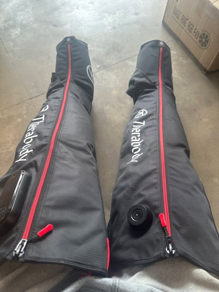 ???? CHỐT ĐƠN SIÊU PHẨM: Therabody JetBoots PRO Plus chính thức lên đường về Thanh Hóa! ???? Cảm ơn anh khách chịu chơi tại xứ Thanh Hoá đã tin tưởng và chốt em siêu phẩm công nghệ phục hồi đỉnh cao nhất hiện nay của nhà Therabody. Đầu tư cho sức khỏe và hiệu suất thể thao thì chỉ có lời chứ không bao giờ lỗ! Vì sao JetBoots PRO Plus lại là "chân ái" của dân thể thao chuyên nghiệp? Thiết kế hoàn toàn không dây Không ống dẫn rườm rà, bơm tích hợp thẳng vào bốt, xỏ vào là dùng ngay tại sân tập, phòng gym hay nằm chill tại nhà. Công nghệ nén khí FastFlush Technology™: Xả và nén cực nhanh chỉ trong 60 giây/chu kỳ, tăng tốc lưu thông máu và đào thải axit lactic nhanh gấp 2–3 lần thông thường. Tích hợp đèn hồng ngoại (Infrared LED):Hỗ trợ giảm đau sâu, phục hồi cơ bắp và trẻ hóa tế bào vượt trội so với các dòng bốt nén truyền thống. Tùy chỉnh áp lực chính xác: Nhiều mức áp suất và chương trình trị liệu cá nhân hóa qua app Therabody. ???? Hàng chính hãng, đóng gói chống sốc 3 lớp an toàn tuyệt đối gửi hỏa tốc về Thanh Hóa ngay trong ngày. Anh em chạy bộ, đạp xe, gym hay thường xuyên đau mỏi cơ bắp chân muốn trải nghiệm cảm giác "thay mới đôi chân" sau mỗi buổi tập thì inbox ngay nhé! ???? Inbox ngay để nhận tư vấn chi tiết và ưu đãi trải nghiệm thực tế! ???? ⚡ Hàng sẵn – Giao hàng nhanh toàn quốc. ???? Anh/chị nào ở TP HCM muốn trải nghiệm sản phẩm? ???? Liên hệ ngay Shop Cello để được tư vấn và giao tận nơi! ???? Inbox ngay cho Cello để được tư vấn thêm các sản phẩm nhé! ------------------------------- ©️Cello Technology ???? 13 Nguyễn Văn Tráng, Phường Bến Thành, Quận 1, TP.HCM ???? 0888054168 ???? www.cello.vn ???? support@cello.vn bình luận để Cello tư vấn chi tiết và báo giá ưu đãi nhất cho bạn #Therabody #JetBootsProPlus #JetBoots #Recovery #PhucHoiCoBap #ChotDon #ThanhHoa #Running #Gym #Theragun