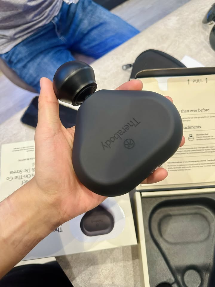 ???????? HỎA TỐC QUẬN 1: GIAO NGAY "SPA MINI BỎ TÚI" CHO CHỊ KHÁCH XINH ĐẸP! ✨???? Therabody Theragun Mini (Gen 3) — “Trợ lý hồi phục cơ bắp” bỏ túi vừa vặn cho các quý cô hiện đại: ???? Nhỏ gọn chuẩn lifestyle: Thiết kế công thái học hình tam giác đặc trưng, trọng lượng nhẹ tênh chỉ hơn 400g, nằm gọn gàng trong túi xách đi làm hay túi gym mà không chiếm diện tích. ⚡ Liệu pháp gõ xung lực chuyên sâu (Percussive Therapy): Tác động sâu vào các mô cơ, nhanh chóng giải tỏa cảm giác căng cứng ở cổ, vai gáy sau hàng giờ ngồi máy tính hay làm dịu bắp chân mỏi nhừ chỉ sau 2–3 phút. ???? Êm ái với công nghệ QuietForce: Máy vận hành cực kỳ tĩnh lặng, thoải mái thư giãn ngay tại bàn làm việc hay quán cà phê mà không ngại làm phiền xung quanh. ???? Pin bền bỉ & sạc USB-C tiện lợi: Thời lượng sử dụng lên đến 120 phút, đồng hành linh hoạt từ ngày làm việc bận rộn đến những chuyến du lịch cuối tuần. ???? Thiết kế sang trọng, tinh tế: Phụ kiện chăm sóc sức khỏe vừa cao cấp vừa nâng tầm phong cách sống năng động. ???? Ưu đãi giao hàng: Nhắn tin ngay cho shop để được tư vấn các đầu massage phù hợp và nhận máy giao hỏa tốc 1–2 giờ tận tay tại Quận 1 nhé! ???????? ⚡ Hàng sẵn – Giao hàng nhanh toàn quốc. ???? Anh/chị nào ở TP HCM muốn trải nghiệm sản phẩm? ???? Liên hệ ngay Shop Cello để được tư vấn và giao tận nơi! ???? Inbox ngay cho Cello để được tư vấn thêm các sản phẩm nhé! ------------------------------- ©️Cello Technology ???? 13 Nguyễn Văn Tráng, Phường Bến Thành, Quận 1, TP.HCM ???? 0888054168 ???? www.cello.vn ???? support@cello.vn bình luận để Cello tư vấn chi tiết và báo giá ưu đãi nhất cho bạn