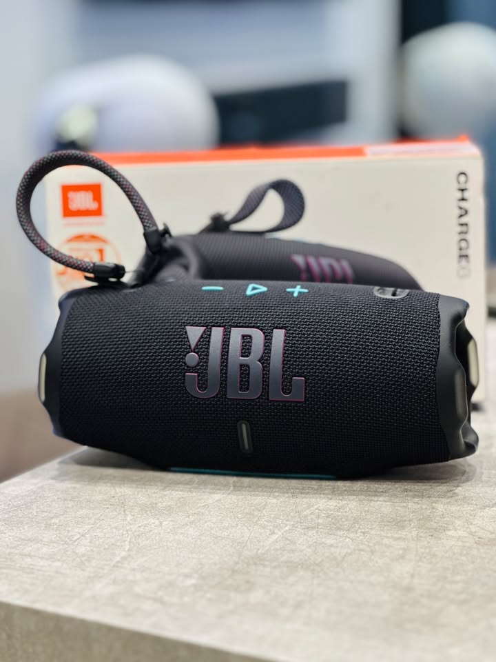 ???? JBL CHARGE 6: BÙNG NỔ ÂM THANH - CÂN MỌI BỮA TIỆC! ???? Các tín đồ âm thanh đâu rồi? "Ông vương" loa di động bass siêu lực đã chính thức trở lại với phiên bản JBL Charge 6 nâng cấp cực đỉnh! Dù là quẩy party tại gia, cắm trại ngoài trời hay chill ở bể bơi, em nó cân hết. ✨ CÓ GÌ MỚI TRÊN JBL CHARGE 6? ???? Chất âm Pro Sound nâng cấp: Bass đánh sâu, chắc nịch đúng chất JBL, âm mid và treble trong trẻo, không lo bị bể tiếng kể cả khi mở max volume. ???? Thời lượng pin "trâu bò": Mấy ngày quẩy liên tục không lo hết pin. Vẫn giữ tính năng Sạc dự phòng bá đạo – vừa nghe nhạc vừa sạc điện thoại tiện lợi. ???? Chống nước & bụi IP67 chuẩn chỉnh: Bất chấp mưa rơi, cát bụi hay lỡ tay rớt xuống hồ bơi, Charge 6 vẫn "sống khỏe"! ???? Kết nối Auracast™ thế hệ mới: Ghép nối hàng trăm loa JBL tương thích chỉ bằng một nút bấm, biến không gian thành một đại nhạc hội thực sự. ???? Thiết kế trẻ trung, dây đeo tháo rời: Đi kèm dây đeo vai siêu tiện lợi, dễ dàng khoác lên vai mang đi khắp thế gian. ???? Inbox ngay cho page để được tư vấn trải nghiệm và nhận ưu đãi giao hàng - lắp đặt tận nơi nhé! ⚡ Hàng sẵn – Giao hàng nhanh toàn quốc. ???? Anh/chị nào ở TP HCM muốn trải nghiệm sản phẩm? ???? Liên hệ ngay Shop Cello để được tư vấn và giao tận nơi! ???? Inbox ngay cho Cello để được tư vấn thêm các sản phẩm nhé! ------------------------------- ©️Cello Technology ???? 13 Nguyễn Văn Tráng, Phường Bến Thành, Quận 1, TP.HCM ???? 0888054168 ???? www.cello.vn ???? support@cello.vn bình luận để Cello tư vấn chi tiết và báo giá ưu đãi nhất cho bạn #JBLCharge6 #JBLLoudAndClear #LoaBluetooth #JBLVietnam #LoaDiDong #CongNghe2026