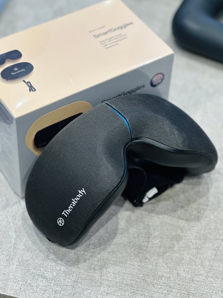GẤP ĐÔI SỰ THƯ GIÃN – BÀN GIAO LIỀN TAY 2 EM THERABODY SMARTGOGGLES 2.0 TẠI QUẬN 3 ✨ Chiều nay team Cello vừa hoàn tất chuyến giao hàng hỏa tốc bộ đôi kính massage mắt thông minh thế hệ mới nhất – Therabody SmartGoggles 2.0 – đến tận tay chị khách dễ thương tại Quận 3. Làm việc cường độ cao trước màn hình máy tính mỗi ngày khiến mắt mệt mỏi và giấc ngủ chập chờn, chị khách quyết định "chốt liền tay" 2 máy: một chiếc cho bản thân thư giãn sau giờ làm việc, một chiếc làm quà chăm sóc sức khỏe cho người thân. Điểm nâng cấp đáng giá trên SmartGoggles 2.0: Cảm biến nhịp tim sinh học SmartSense: Tự động điều chỉnh tần số rung và nhiệt độ theo nhịp tim thực tế để tối ưu trạng thái thư giãn sâu. 3 chế độ chuyên sâu: Focus (Tập trung giảm căng thẳng vùng trán), SmartRelax (Hạ nhịp tim tức thì), và Sleep (Ru ngủ tự nhiên với chu trình nhiệt - rung êm dịu). Thiết kế công thái học gọn nhẹ: Gấp gọn linh hoạt, đệm mắt êm ái, chặn sáng tuyệt đối giúp trải nghiệm nghỉ ngơi trọn vẹn ở bất cứ đâu. Cảm ơn chị đã luôn tin tưởng và lựa chọn các giải pháp phục hồi sức khỏe công nghệ cao tại Cello. Chúc chị và gia đình có những phút giây thư giãn tuyệt vời và giấc ngủ thật sâu mỗi đêm! Hàng chính hãng Therabody – Bảo hành chuẩn hãng Giao hàng hỏa tốc & hỗ trợ cài đặt tận nơi nội thành TP.HCM ⚡ Hàng sẵn – Giao hàng nhanh toàn quốc. ???? Anh/chị nào ở TP HCM muốn trải nghiệm sản phẩm? ???? Liên hệ ngay Shop Cello để được tư vấn và giao tận nơi! ???? Inbox ngay cho Cello để được tư vấn thêm các sản phẩm nhé! ------------------------------- ©️Cello Technology ???? 13 Nguyễn Văn Tráng, Phường Bến Thành, Quận 1, TP.HCM ???? 0888054168 ???? www.cello.vn ???? support@cello.vn bình luận để Cello tư vấn chi tiết và báo giá ưu đãi nhất cho bạn #Cello #Therabody #SmartGoggles2 #KinhMassageMat #Recovery #WellnessTechnology