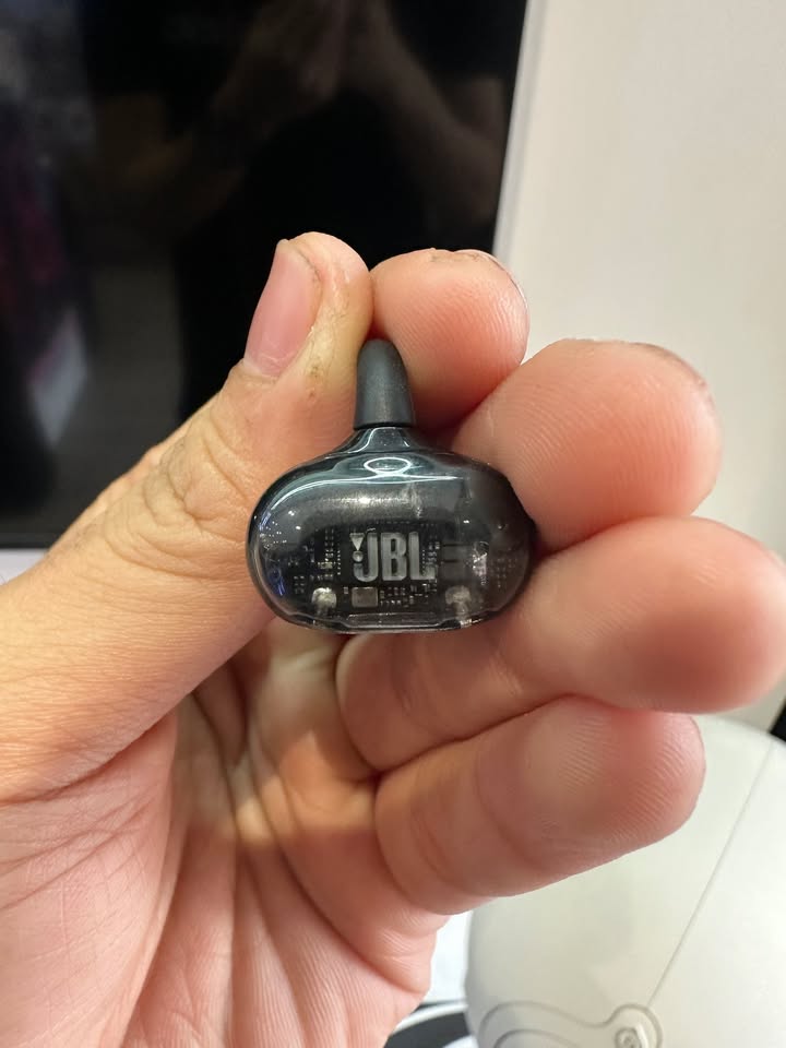 ✨???? SIÊU PHẨM CLIP-ON TAI NGHE JBL SOUNDGEAR CLIPS: NGHE HAY – DIỆN SLAY – THOÁNG TAI CẢ NGÀY DÀI TẠI CELLO! ✨???? Bạn mệt mỏi vì đeo tai nghe in-ear bị bí tai, đau vành tai khi dùng lâu hay lo lắng không nghe thấy tiếng xe cộ khi chạy bộ, đạp xe ngoài đường? JBL Soundgear Clips – mẫu tai nghe kẹp tai dạng mở (Open-Ear) thế hệ mới chính là "chân ái" mà bạn đang tìm kiếm! Không chỉ là một thiết bị âm thanh, JBL Soundgear Clips còn là một phụ kiện thời trang cực chất: ???? Thiết kế kẹp vành tai (Clip-on) siêu nhẹ: Trọng lượng chỉ 6.5g mỗi bên, ôm nhẹ nhàng và chắc chắn vào vành tai mà không bịt kín ống tai, đeo như không đeo suốt cả ngày dài. ???? Âm thanh JBL OpenSound & Bass bốc: Trang bị driver 11mm kết hợp thuật toán tăng cường dải trầm độc quyền, mang lại âm bass đầm chắc, âm trường thoáng đãng mà hạn chế tối đa tình trạng lọt âm ra ngoài. ????️ Kháng nước & bụi chuẩn IP54: Tự tin đồng hành cùng bạn qua các buổi chạy bộ, tập gym ra nhiều mồ hôi hay những cơn mưa rào bất chợt. ???? Pin bền bỉ lên đến 32 Giờ: 8 giờ sử dụng liên tục trên tai nghe + 24 giờ từ hộp sạc trong suốt siêu thời thượng; hỗ trợ sạc nhanh tiện lợi. ???? Đàm thoại cực nét với 4 Micro AI: Lọc tạp âm môi trường và tiếng gió hiệu quả, giúp các cuộc gọi công việc luôn trong trẻo. ???? Đa dạng màu sắc cá tính: Đen, Xanh, Tím, Trắng, Nâu đồng... dễ dàng phối cùng mọi outfit thể thao hay dạo phố! ???? Giá niêm yết chính hãng PGI: 3.490.000 VNĐ ???? Nhắn tin ngay cho shop để rước em nó với mức giá ưu đãi và nhận quà tặng kèm hôm nay nhé! ⚡ Hàng sẵn – Giao hàng nhanh toàn quốc. ???? Anh/chị nào ở TP HCM muốn trải nghiệm sản phẩm? ???? Liên hệ ngay Shop Cello để được tư vấn và giao tận nơi! ???? Inbox ngay cho Cello để được tư vấn thêm các sản phẩm nhé! ------------------------------- ©️Cello Technology ???? 13 Nguyễn Văn Tráng, Phường Bến Thành, Quận 1, TP.HCM ???? 0888054168 ???? www.cello.vn ???? support@cello.vn bình luận để Cello tư vấn chi tiết và báo giá ưu đãi nhất cho bạn #JBL #JBLSoundgearClips #SoundgearClips #JBLOpenSound #TaiNgheKepTai #OpenEarHeadphones #CelloAudio #AudioLifestyle #RunningGear #PGIChinhHang