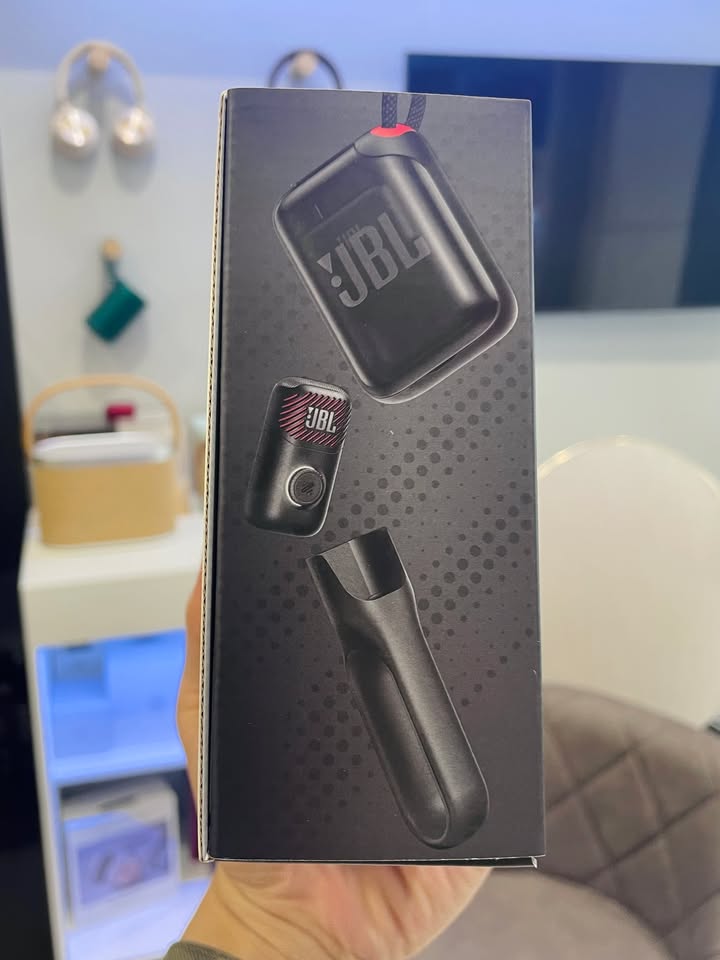 ???? HÀNG MỚI CẬP BẾN: SIÊU PHẨM MINI MICROPHONE JBL EASYSING ĐÃ CÓ MẶT! ???? Bật nhạc lên là thành sân khấu – Nhỏ gọn trong lòng bàn tay nhưng chất âm JBL thì không đùa được đâu! Team mê ca hát, thích quẩy tiệc tùng hay đi du lịch cuối tuần nhất định không thể bỏ qua em này. ✨ Điểm danh những lý do JBL EasySing Mic Mini đáng tậu ngay: Thiết kế siêu nhỏ gọn, thời thượng: Cầm đầm tay, bỏ túi mang đi khắp nơi, từ phòng ngủ ra xe hơi hay các buổi picnic dã ngoại. Chất âm JBL chuẩn chỉnh: Xử lý giọng hát mượt mà, lọc tạp âm tốt, nâng tone tự nhiên không lo vỡ tiếng. Kết nối không dây nhanh chóng: Tương thích mượt mà với điện thoại, máy tính bảng, loa Bluetooth chỉ trong vài giây. Pin trâu, hát thả ga: Sẵn sàng cho những buổi tụ họp kéo dài không ngắt quãng. Cam kết hàng chính hãng 100% – Bảo hành uy tín. ???? Số lượng đợt này về có hạn! Nhắn tin ngay cho shop hoặc để lại bình luận bên dưới để nhận báo giá và ship liền tay nhé! ???? Anh/chị nào ở TP HCM muốn trải nghiệm sản phẩm? ???? Liên hệ ngay Shop Cello để được tư vấn và giao tận nơi! ???? Inbox ngay cho Cello để được tư vấn thêm các sản phẩm nhé! ------------------------------- ©️Cello Technology ???? 13 Nguyễn Văn Tráng, Phường Bến Thành, Quận 1, TP.HCM ???? 0888054168 ???? www.cello.vn ???? support@cello.vn bình luận để Cello tư vấn chi tiết và báo giá ưu đãi nhất cho bạn