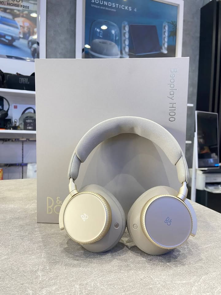 ???? DONE DEAL FLAGSHIP SIÊU PHẨM B&O BEOPLAY H100 THEO CHÂN ANH KHÁCH BÌNH TÂN VỀ TƯ DINH! ???? Một thương vụ hoàn hảo khởi đầu cho ngày mới ngập tràn năng lượng tại Cello! Chiếc tai nghe Over-Ear xa xỉ bậc nhất thế giới – Bang & Olufsen Beoplay H100 đã chính thức được chốt đơn và bàn giao hỏa tốc tận tay anh khách hàng VIP tại quận Bình Tân. Là một người yêu âm nhạc khắt khe và chuộng sự tinh tế trong từng đường nét thủ công, anh chia sẻ đã theo dõi H100 từ những ngày đầu ra mắt. Và khi trực tiếp cầm trên tay, sự kết hợp hoàn mỹ giữa nghệ thuật chế tác Đan Mạch cùng công nghệ âm thanh tương lai đã khiến anh quyết định rước ngay siêu phẩm này mà không cần đắn đo! ✨ Những điểm chạm xa xỉ tạo nên vị thế độc tôn của B&O Beoplay H100: Kiệt tác vật liệu cao cấp: Mặt cảm ứng bằng kính cường lực chống trầy xước kết hợp vòng xoay nhôm phay xước chuẩn xác, đệm tai da cừu êm ái và đệm đầu vải dệt thoáng khí công thái học. Chất âm thuần khiết cùng củ loa Titan 40mm: Tái tạo trọn vẹn dải âm từ 10Hz – 40kHz, dải trầm sâu thẳm, âm trường thoáng đạt và chi tiết sắc sảo chuẩn chất âm phòng thu Hi-Res. Âm thanh không gian 3D Dolby Atmos & Head-tracking: Định vị chuyển động đầu chuẩn xác, mang lại cảm giác sống động như đang thưởng thức một buổi hòa nhạc riêng tư. Công nghệ chống ồn EarSense™ thông minh: Tự động đo đạc cấu trúc tai và độ hở khi đeo theo thời gian thực để tinh chỉnh mức chống ồn & xuyên âm (TrueTransparency™) mượt mà nhất. Triết lý thiết kế trường tồn (Modular Design): Khung kết cấu cho phép thay thế pin, đệm tai và đệm đầu linh hoạt, đảm bảo giá trị sử dụng bền vững qua nhiều năm tháng. Cello Team đã hỗ trợ anh bóc seal, kiểm tra kết nối ứng dụng Bang & Olufsen và kích hoạt gói bảo hành chính hãng. Chúc anh có những hành trình âm nhạc đỉnh cao cùng tuyệt phẩm Beoplay H100! ????✨ ⚡ Hàng sẵn – Giao hàng nhanh toàn quốc. ???? Anh/chị nào ở TP HCM muốn trải nghiệm sản phẩm? ???? Liên hệ ngay Shop Cello để được tư vấn và giao tận nơi! ???? Inbox ngay cho Cello để được tư vấn thêm các sản phẩm nhé! ------------------------------- ©️Cello Technology ???? 13 Nguyễn Văn Tráng, Phường Bến Thành, Quận 1, TP.HCM ???? 0888054168 ???? www.cello.vn ???? support@cello.vn bình luận để Cello tư vấn chi tiết và báo giá ưu đãi nhất cho bạn #BangOlufsen #BeoplayH100 #BOH100 #CelloAudio #TaiNgheHiEnd #LuxuryLifestyle #DoneDealBinhTan #DolbyAtmos #ShowroomQuan1