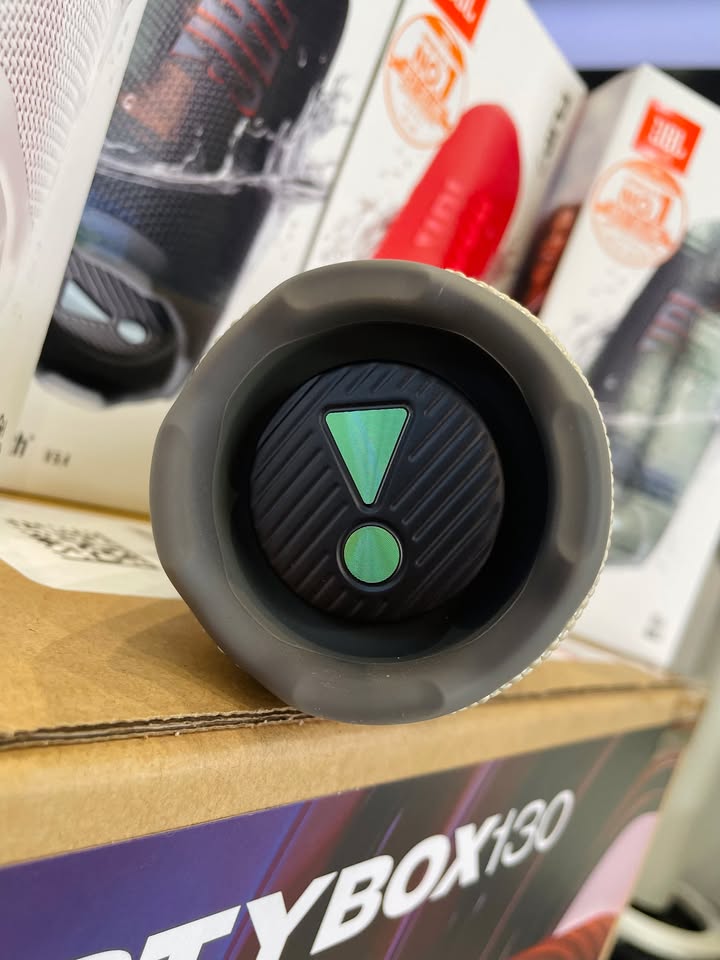 ???? “ÔNG VUA” LOA DI ĐỘNG CẦM TAY TRONG TẦM GIÁ - JBL FLIP 7 ???????? Nhỏ nhưng có võ, cầm gọn trong lòng bàn tay nhưng âm lượng đủ sức cân cả căn phòng hay những buổi tụ tập ngoài trời: Công suất 35W cực bốc: Hệ thống củ loa kép kết hợp công nghệ AI Sound Boost cho âm bass chắc nịch, mid sáng rõ, mở lớn không lo rè hay méo tiếng. Chuẩn kháng nước & bụi IP68: Mang đi biển, leo núi, dã ngoại hay vô tình dính mưa rơi xuống nước vẫn chơi nhạc bình thường. Thời lượng pin tới 16 giờ: Bật Playtime Boost nghe nhạc xuyên suốt từ sáng tới đêm muộn. Kết nối Auracast™ hiện đại: Đồng bộ nhiều loa JBL dễ dàng để mở rộng không gian âm thanh. Hỗ trợ nghe Lossless: Cắm cáp Type-C trực tiếp vào máy tính/điện thoại để nghe nhạc chất lượng cao. Sẵn đủ các phối màu cá tính, hàng chuẩn fullbox nguyên seal cho anh em chốt đơn: Bảo hành 12 tháng chính hãng PGI. Giao hàng hỏa tốc 2H nội thành, ship COD toàn quốc kiểm tra hàng trước khi thanh toán. ???? Anh/chị nào ở TP HCM muốn trải nghiệm sản phẩm? ???? Liên hệ ngay Shop Cello để được tư vấn và giao tận nơi! ???? Inbox ngay cho Cello để được tư vấn thêm các sản phẩm nhé! ------------------------------- ©️Cello Technology ???? 13 Nguyễn Văn Tráng, Phường Bến Thành, Quận 1, TP.HCM ???? 0888054168 ???? www.cello.vn ???? support@cello.vn bình luận để Cello tư vấn chi tiết và báo giá ưu đãi nhất cho bạn