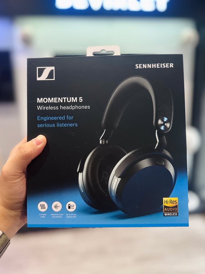 ???? ĐỈNH CAO ÂM THANH MỚI: SENNHEISER MOMENTUM 5 WIRELESS ???? Thế hệ tiếp theo của dòng tai nghe chống ồn huyền thoại nhà Sennheiser đã chính thức lộ diện. Nếu bạn đang tìm kiếm chất âm audiophile đỉnh cao kết hợp công nghệ chống ồn thích ứng vượt trội, Momentum 5 Wireless chính là câu trả lời. Điểm nâng cấp đáng giá trên Momentum 5 Wireless: Chất âm chuẩn Sennheiser Signature: Hệ thống củ loa cao cấp tái tạo dải bass sâu, mid chi tiết và treble tách bạch, sống động từng nốt nhạc. Chống ồn chủ động thích ứng (Adaptive ANC): Tự động điều chỉnh theo môi trường xung quanh, loại bỏ tạp âm tức thì. Thời lượng pin ấn tượng: Nghe nhạc liên tục nhiều ngày chỉ với một lần sạc, tích hợp sạc nhanh tiện lợi. Thiết kế công thái học cao cấp: Đệm tai êm ái, headband bọc vải dệt sang trọng, ôm khít mà không gây áp lực khi đeo lâu. ???? QUÀ TẶNG ĐẶC BIỆT KHI ĐẶT HÀNG HÔM NAY: Nhận ngay USB Audio Dongle Sennheiser BTD 700 trị giá 1.400.000đ. Giúp mở khóa toàn bộ sức mạnh codec cao cấp (aptX Adaptive/HD), tối ưu độ trễ và kết nối ổn định tuyệt đối với PC/Mac/Laptop. ⚠️ Lưu ý: Quà tặng có số lượng giới hạn và chương trình có thể kết thúc sớm khi hết quà. ???? Nhắn tin cho Fanpage ngay hoặc comment bên dưới để nhận giá ưu đãi và giữ suất quà tặng BTD 700! ???? Nhắn tin ngay cho shop để rước em nó với mức giá ưu đãi và nhận quà tặng kèm hôm nay nhé! ⚡ Hàng sẵn – Giao hàng nhanh toàn quốc. ???? Anh/chị nào ở TP HCM muốn trải nghiệm sản phẩm? ???? Liên hệ ngay Shop Cello để được tư vấn và giao tận nơi! ???? Inbox ngay cho Cello để được tư vấn thêm các sản phẩm nhé! ------------------------------- ©️Cello Technology ???? 13 Nguyễn Văn Tráng, Phường Bến Thành, Quận 1, TP.HCM ???? 0888054168 ???? www.cello.vn ???? support@cello.vn bình luận để Cello tư vấn chi tiết và báo giá ưu đãi nhất cho bạn #Sennheiser #Momentum5Wireless #BTD700 #Audiophile #TaiNgheChongOn #SennheiserMomentum