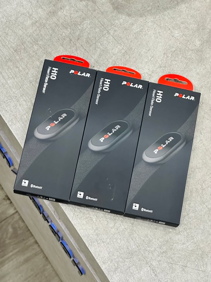 ĐỒNG BỘ DỮ LIỆU CHUẨN XÁC TỪNG NHỊP TIM: LÊN ĐƠN 3 BỘ POLAR H10 VỀ VỚI TP BẮC NINH! ????‍♂️???????? Dù cách xa hàng trăm cây số, tinh thần tập luyện nghiêm túc và niềm tin dành cho Cello của các chân chạy/gymer Bắc Ninh vẫn luôn trọn vẹn! Chiều nay, đội ngũ Cello vừa hoàn tất đóng gói cẩn thận bộ 3 dây đai đo nhịp tim ngực danh tiếng Polar H10 để gửi chuyển phát nhanh về thành phố Bắc Ninh cho nhóm anh em tập luyện chuyên sâu. Trong giới chạy bộ đường dài, ba môn phối hợp (Triathlon) hay rèn luyện thể lực cường độ cao (HIIT/Gym), Polar H10 từ lâu đã được xem là "tiêu chuẩn vàng" (Gold Standard) về độ chuẩn xác của dữ liệu nhịp tim: ⚡ NHỮNG LÝ DO POLAR H10 LUÔN LÀ LỰA CHỌN SỐ 1: Độ chính xác chuẩn y tế (ECG): Cảm biến điện tâm đồ đo trực tiếp vùng ngực giúp phản hồi nhịp tim tức thì, loại bỏ hoàn toàn độ trễ hay sai số do rung lắc cổ tay khi vận động mạnh. Dây đeo Polar Pro êm ái: Thiết kế khóa cài chắc chắn, tích hợp các chấm silicone chống trượt, ôm sát cơ thể và tạo cảm giác thoải mái tối đa suốt buổi tập dài. Bộ nhớ trong tích hợp: Lưu trữ dữ liệu của trọn vẹn một buổi tập mà không cần mang theo điện thoại hay đồng hồ bên người. Kết nối đa nền tảng cùng lúc: Hỗ trợ song song 2 kết nối Bluetooth và sóng ANT+, dễ dàng liên kết với Garmin, Suunto, Apple Watch, máy chạy bộ phòng gym hay các ứng dụng như Strava, Zwift, Polar Beat. Chống nước tuyệt đối (30m): Thoải mái sử dụng cho cả các bài tập bơi lội chuyên nghiệp. ???? Cả 3 sản phẩm nguyên seal chính hãng 100%, được Cello kiểm tra kỹ lưỡng, dán tem bảo hành và đóng gói chống sốc đa lớp để sẵn sàng lên đường ra Bắc. ???? Cello xin gửi lời cảm ơn chân thành đến các anh em thể thao tại TP Bắc Ninh đã tin tưởng lựa chọn Cello là nơi mua sắm thiết bị theo dõi sức khỏe và thể lực! Chúc cả nhóm luôn giữ vững phong độ, bứt phá PR và đạt hiệu quả tập luyện cao nhất cùng Polar H10! ???? Anh em đang tìm kiếm giải pháp đo nhịp tim chuẩn xác từng giây để tối ưu vùng tập (Heart Rate Zone), inbox ngay cho Cello để nhận tư vấn và giao hàng tận nơi nhé! ???? Liên hệ ngay Shop Cello để được tư vấn và giao tận nơi! ???? Inbox ngay cho Cello để được tư vấn thêm các sản phẩm nhé! ------------------------------- ©️Cello Technology ???? 13 Nguyễn Văn Tráng, Phường Bến Thành, Quận 1, TP.HCM ???? 0888054168 ???? www.cello.vn ???? support@cello.vn bình luận để Cello tư vấn chi tiết và báo giá ưu đãi nhất cho bạn ???? Trải nghiệm trực tiếp tại showroom Cello #Cello #Polar #PolarH10 #HeartRateSensor #DayDoNhipTim #ChayBo #Triathlon #BacNinh #TheThaoChuyenNghiep #ChotDonToanQuoc