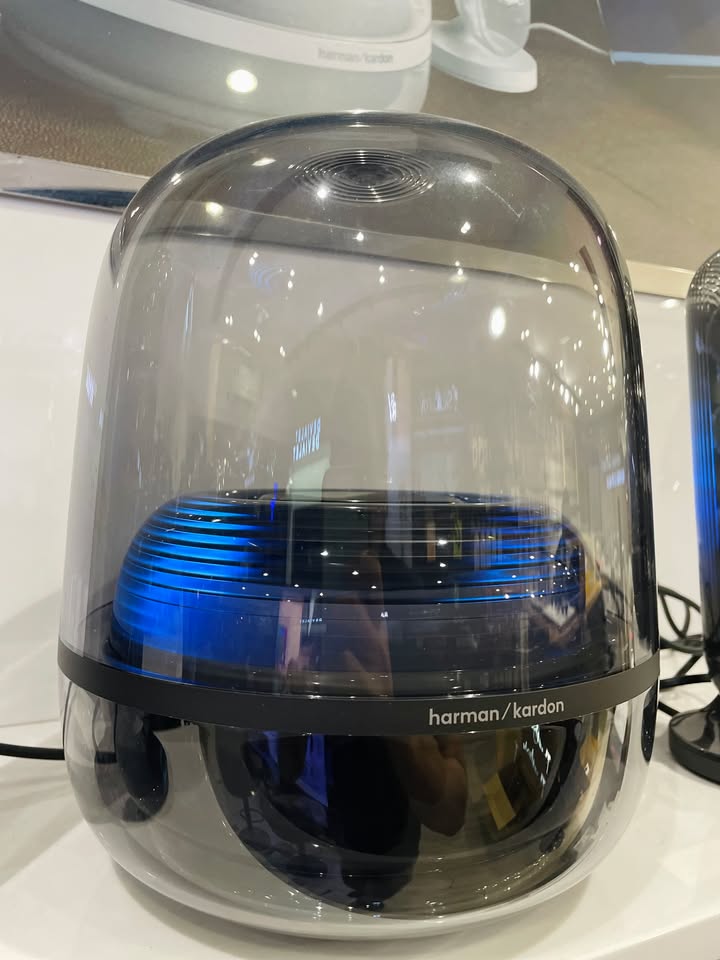 BIỂU TƯỢNG ÂM THANH TRONG SUỐT TRỞ LẠI: HARMAN KARDON SOUNDSTICKS 5 TIẾP TỤC VỀ HÀNG TẠI CELLO! ????✨???? Hơn hai thập kỷ giữ vững vị thế là một trong những thiết kế loa kinh điển nhất thế giới, dòng SoundSticks của Harman Kardon chưa bao giờ ngừng khiến giới mộ điệu phải trầm trồ. Và với thế hệ mới nhất – Harman Kardon SoundSticks 5, chuẩn mực giữa "nghệ thuật thị giác" và "âm học đỉnh cao" một lần nữa được tái định nghĩa! Không đơn thuần là một bộ loa để nghe nhạc, SoundSticks 5 như một tác phẩm điêu khắc bằng thủy tinh hiện đại, biến bàn làm việc hay phòng khách của bạn thành một góc trưng bày công nghệ đầy mê hoặc. ???? NHỮNG NÂNG CẤP ĐÁNG GIÁ TRÊN HARMAN KARDON SOUNDSTICKS 5: Thiết kế vòm trong suốt huyền thoại: Giữ nguyên nét đặc trưng với subwoofer dạng vòm và hai cột loa vệ tinh thanh mảnh, nhưng được hoàn thiện tinh xảo hơn, tôn lên vẻ sang trọng và tối giản của mọi không gian. Hệ thống đèn LED Ambient Light sống động: Hiệu ứng ánh sáng gợn sóng lan tỏa nhẹ nhàng theo từng nhịp điệu bài hát, mang lại trải nghiệm thư giãn thị giác cực kỳ cuốn hút khi nghe nhạc buổi tối. Chất âm 2.1 bùng nổ, giàu nội lực: Subwoofer đánh xuống cực sâu, dải bass tròn trịa, chắc gọn mà không gây ù rền; kết hợp cùng các củ loa toàn dải trên hai cột vệ tinh cho âm trung trong trẻo, vocal rõ nét và âm cao leng keng, tách bạch. Kết nối Bluetooth thế hệ mới & Cổng cắm đa dạng: Kết nối không dây siêu mượt mà, độ trễ cực thấp, dễ dàng phối ghép cùng điện thoại, máy tính bảng, PC/Mac hay TV. ???? HÀNG NGUYÊN SEAL CHÍNH HÃNG 100% ĐANG SẴN KỆ TẠI CELLO! Một set-up góc làm việc đẳng cấp hay một không gian chill đúng nghĩa chắc chắn không thể thiếu mảnh ghép mang tên SoundSticks 5. ???? Đặc quyền khi mua sắm tại Cello: Cam kết chính hãng 100%, bảo hành đầy đủ theo tiêu chuẩn nhà phân phối. Hỗ trợ hướng dẫn set-up, đi dây thẩm mỹ cho bàn làm việc tận tình. Giao hàng hỏa tốc trong ngày tại TP.HCM và đóng gói chống sốc ship toàn quốc an toàn tuyệt đối. ???? Inbox ngay cho Cello để nhận báo giá ưu đãi và giữ suất sở hữu kiệt tác Harman Kardon SoundSticks 5 ngay hôm nay! ???? Liên hệ ngay Shop Cello để được tư vấn và giao tận nơi! ???? Inbox ngay cho Cello để được tư vấn thêm các sản phẩm nhé! ------------------------------- ©️Cello Technology ???? 13 Nguyễn Văn Tráng, Phường Bến Thành, Quận 1, TP.HCM ???? 0888054168 ???? www.cello.vn ???? support@cello.vn bình luận để Cello tư vấn chi tiết và báo giá ưu đãi nhất cho bạn ???? Trải nghiệm trực tiếp tại showroom Cello #Cello #HarmanKardon #SoundSticks5 #HarmanKardonSoundSticks5 #LoaDeBan #DeskSetup #AmThanhChinhHang #LifestyleAudio #HiFiAudio