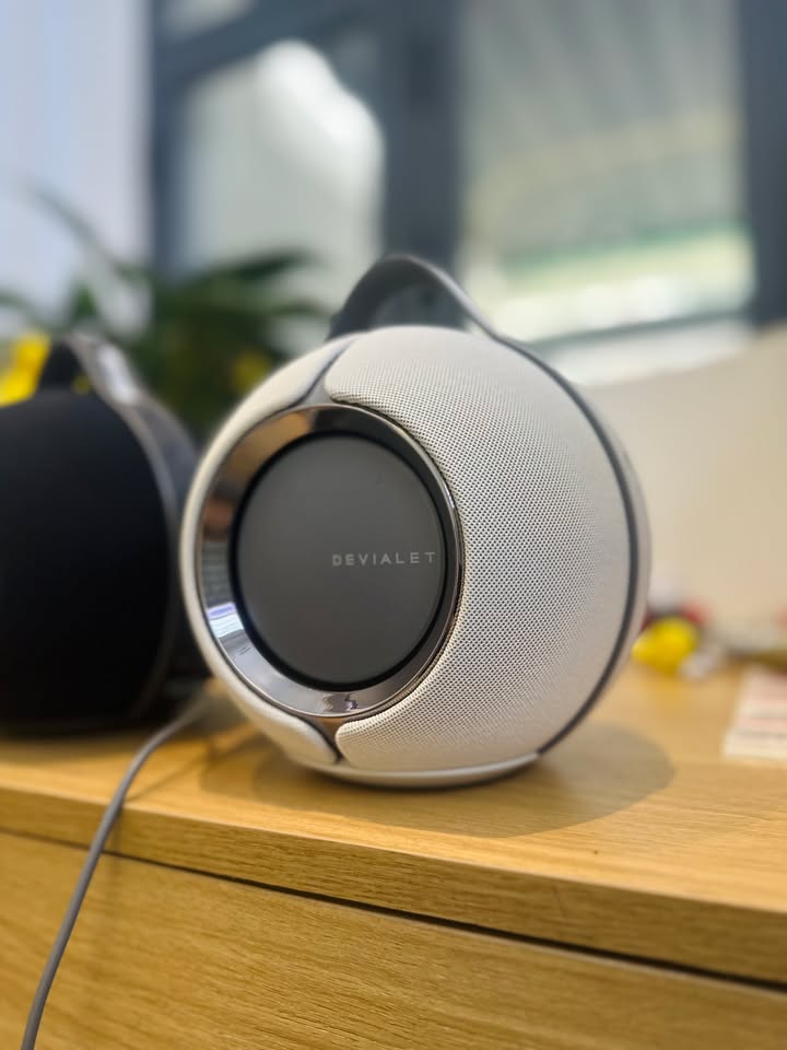 CHỐT ĐƠN “KHỦNG” ĐẦU TUẦN: BÀN GIAO TRỌN COMBO 3 CHIẾC DEVIALET MANIA VỀ VỚI CHỊ KHÁCH TÂN BÌNH! ???????????? Độ chịu chơi của các tín đồ âm thanh hi-end nhà Cello quả thực chưa bao giờ làm chúng ta thất vọng! Chiều nay, Cello vừa hoàn tất khâu chuẩn bị để bàn giao nóng set quà tặng/trải nghiệm cực kỳ đẳng cấp gồm 3 chiếc Devialet Mania kèm full combo 3 bao đựng chống sốc Devialet Cocoon cho một chị khách VIP tại Tân Bình. Chị chia sẻ cần set-up âm thanh linh hoạt cho các không gian khác nhau trong nhà: từ phòng ngủ, phòng làm việc cho đến góc ban công ngắm phố. Thay vì những hệ thống dây nhợ rườm rà, Mania chính là lời giải hoàn hảo vừa thỏa mãn đôi tai khó tính, vừa nâng tầm thẩm mỹ nội thất. Đặc biệt, chị còn chọn đủ các phiên bản cá tính cùng túi Cocoon xịn sò để tiện mang theo trong những chuyến du lịch, nghỉ dưỡng cuối tuần. ???? VÌ SAO DEVIALET MANIA LUÔN LÀ LỰA CHỌN SỐ 1 CHO KHÔNG GIAN SỐNG HIỆN ĐẠI? Âm thanh Stereo 360° tự động thích ứng: Công nghệ ASC quét không gian phòng theo thời gian thực, đặt loa ở góc tường hay chính giữa bàn tiệc đều cho trường âm chuẩn chỉnh và đầy đặn. Âm trầm vượt chuẩn loa di động: 4 củ loa toàn dải cùng 2 woofer đối xứng tái hiện dải bass sâu, chắc gọn trứ danh của Devialet mà không gây rung lắc bề mặt. Thời trang & Tiện nghi: Thiết kế quai xách sang chảnh, chuẩn kháng nước IPX4, pin bền bỉ đến 10 giờ nghe nhạc liên tục. Phụ kiện Devialet Cocoon chính hãng: Vừa vặn từng milimet, bảo vệ loa tối ưu khi di chuyển mà vẫn giữ nguyên đẳng cấp thượng lưu. ???? Toàn bộ 3 bộ máy nguyên seal chính hãng đã được đội ngũ kỹ thuật Cello kiểm tra kỹ lưỡng, kích hoạt bảo hành điện tử và lên đường bàn giao, hướng dẫn kết nối multi-room tận nơi cho chị khách. ???? Cello xin gửi lời cảm ơn chân thành nhất đến chị khách Tân Bình đã tin tưởng tuyệt đối vào chất lượng sản phẩm và dịch vụ của Cello! ???? Anh/chị đang muốn nâng cấp trải nghiệm âm thanh cá nhân hoặc tìm kiếm set loa sang xịn cho gia đình, inbox ngay cho Cello để được tư vấn và hỗ trợ giao hàng hỏa tốc nhé! ???? Anh/chị nào ở TP HCM muốn trải nghiệm sản phẩm? ???? Liên hệ ngay Shop Cello để được tư vấn và giao tận nơi! ???? Inbox ngay cho Cello để được tư vấn thêm các sản phẩm nhé! ------------------------------- ©️Cello Technology ???? 13 Nguyễn Văn Tráng, Phường Bến Thành, Quận 1, TP.HCM ???? 0888054168 ???? www.cello.vn ???? support@cello.vn bình luận để Cello tư vấn chi tiết và báo giá ưu đãi nhất cho bạn ???? Trải nghiệm trực tiếp tại showroom Cello #Cello #Devialet #DevialetMania #ManiaCocoon #BanGiaoTanNoi #TanBinh #HiEndAudio #PortableSpeaker #LoaDiDong #AmThanhDinhCao