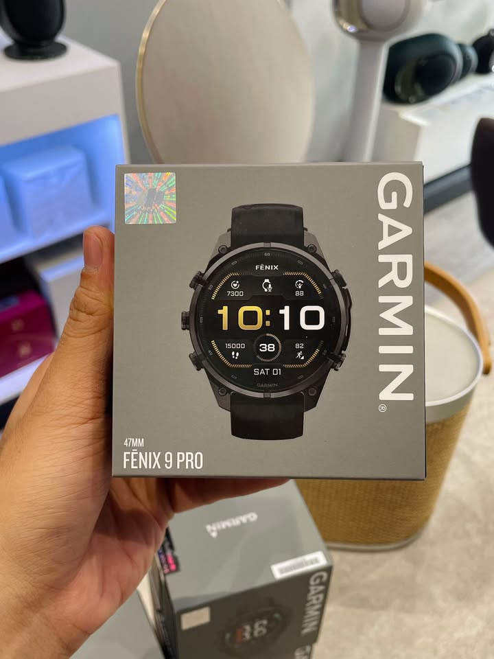 SIÊU PHẨM ĐƯỢC CHỜ ĐỢI NHẤT ĐÃ CẬP BẾN: GARMIN FĒNIX 9 & FĒNIX 9 PRO CHÍNH THỨC CÓ MẶT TẠI CELLO! ????️⚡⌚ Cầm trên tay những hộp máy nguyên seal đầu tiên vừa hạ cánh tại Cello mà cảm giác phấn khích tột độ! Sau bao ngày ngóng chờ từ cộng đồng chạy bộ, bơi lội, leo núi và thể thao ngoài trời, dòng đồng hồ thể thao đa môn đỉnh chóp Garmin Fēnix 9 Series đã chính thức sẵn sàng phục vụ anh em! Đợt hàng đầu tiên này Cello về đủ cả phiên bản tiêu chuẩn lẫn Pro với các phối màu cực phẩm trên hình: Fēnix 9 (47mm) Black: Đen nam tính, tối giản, mạnh mẽ chuẩn chất thể thao. Fēnix 9 Pro (47mm) Black & Orange: Hai tông màu đậm chất dã ngoại mạo hiểm – đặc biệt bản dây cam phối viền kim loại cực kỳ nổi bật và hút mắt trên cổ tay. Fēnix 9 Pro (43mm) Gold/Cream: Thiết kế sang chảnh, tinh tế, vừa vặn hoàn hảo cho các bạn nữ hoặc anh em có cổ tay vừa và nhỏ muốn sở hữu đầy đủ sức mạnh của dòng Pro. ???? NHỮNG NÂNG CẤP ĐÁNG GIÁ TRÊN GARMIN FĒNIX 9 / PRO: Màn hình hiển thị đỉnh cao: Rõ nét xuất sắc dưới ánh nắng gay gắt, tối ưu thao tác mượt mà trong mọi điều kiện thời tiết. Định vị đa băng tần Multi-Band GNSS: Bắt sóng cực nhanh và chính xác từng mét ngay cả dưới tán rừng rậm rạp hay giữa các tòa nhà cao tầng. Cảm biến sức khỏe & thể lực thế hệ mới: Theo dõi nhịp tim chuyên sâu, ECG, độ bão hòa oxy, giấc ngủ, chỉ số phục hồi và hiệu suất luyện tập theo thời gian thực. Bản đồ Topo đa sắc & Đèn pin LED tích hợp: Đồng hành an toàn trên từng cung trek đêm, trail hay các giải chạy Ultra. Thời lượng pin “trâu bò” trứ danh: Đảm bảo duy trì nhiều tuần liền ở chế độ smartwatch và hàng chục giờ GPS liên tục. ???? HÀNG SẴN GIAO NGAY – SỐ LƯỢNG LÔ ĐẦU CÓ HẠN! Anh em muốn trở thành những người đầu tiên trên tay và trải nghiệm siêu phẩm Garmin Fēnix 9 Series thì nhanh tay nhắn cho Cello nhé! ???? Đặc quyền khi mua Garmin tại Cello: Cam kết chính hãng 100%, bảo hành chuẩn hãng Garmin Việt Nam. Hỗ trợ dán màn hình, hướng dẫn cài đặt dữ liệu cá nhân & chuyển đổi dữ liệu từ đồng hồ cũ sang từ A-Z. Trả góp 0% linh hoạt, giao hàng hỏa tốc toàn quốc. ???? Inbox ngay cho Cello để nhận báo giá chi tiết và chốt size/màu yêu thích trước khi đợt 1 hết hàng! ???? Anh/chị nào ở TP HCM muốn trải nghiệm sản phẩm? ???? Liên hệ ngay Shop Cello để được tư vấn và giao tận nơi! ???? Inbox ngay cho Cello để được tư vấn thêm các sản phẩm nhé! ------------------------------- ©️Cello Technology ???? 13 Nguyễn Văn Tráng, Phường Bến Thành, Quận 1, TP.HCM ???? 0888054168 ???? www.cello.vn ???? support@cello.vn bình luận để Cello tư vấn chi tiết và báo giá ưu đãi nhất cho bạn ???? Trải nghiệm trực tiếp tại showroom Cello #Cello #Garmin #GarminFenix9 #Fenix9 #Fenix9Pro #GarminVietnam #Smartwatch #TrailRunning #Marathon #UltraTrail #OutdoorWatch #HangMoiVe