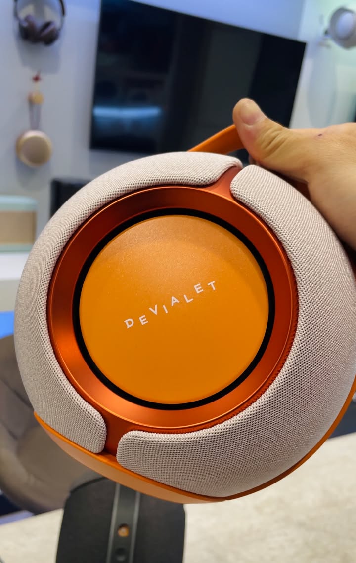 ???? TRAO TAY SẮC HỒNG ĐỘC BẢN: DEVIALET MANIA ROSE BLOOM CHO ANH KHÁCH VIP! ???? Cảm ơn anh khách quý đã tin tưởng chọn shop để "rước" ngay tuyệt phẩm loa di động thời thượng nhất từ nước Pháp – Devialet Mania phiên bản Rose Bloom! Một sự lựa chọn không chỉ khẳng định gu âm thanh tinh tế mà còn thể hiện mắt thẩm mỹ cực kỳ có tầm của anh khi tạo điểm nhấn cho không gian sống. ????????✨ ???? DEVIALET MANIA ROSE BLOOM – KHI CÔNG NGHỆ ÂM THANH KẾT DUYÊN CÙNG THỜI TRANG CAO CẤP: ???? Sắc hồng Rose Bloom cuốn hút: Tông màu hồng tro/hồng pastel nhẹ nhàng, thanh lịch được dệt tỉ mỉ trên lớp vải cao cấp, kết hợp cùng quai xách công thái học tạo nên vẻ đẹp sang trọng tựa một chiếc túi hàng hiệu xa xỉ. ???? Âm thanh Stereo 360° thích ứng (ASC): Hệ thống 4 micro tự động quét không gian xung quanh trong vài giây để tối ưu âm học theo thời gian thực – dù đặt giữa phòng hay góc tường, âm thanh vẫn lan tỏa tròn đầy, tách bạch. ???? Nội lực bass đáng kinh ngạc: Sở hữu 4 củ loa toàn dải cùng 2 củ loa siêu trầm (woofer) đối xứng push-push, mang lại dải trầm uy lực, sâu lắng đặc trưng của Devialet mà không hề gây rung lắc thân loa. ???? Tự do di chuyển suốt ngày dài: Thời lượng pin lên đến 10 giờ bền bỉ, dễ dàng đồng hành cùng những buổi tiệc trà, chill cuối tuần từ phòng khách, ban công ra đến sân vườn. ???? Kháng nước chuẩn IPX4: Thoải mái tận hưởng âm nhạc mà không lo ngại những giọt nước bắn bất chợt. Chúc anh sẽ có những phút giây thư giãn thật thăng hoa, ngập tràn cảm xúc cùng chất âm đỉnh cao của Devialet Mania Rose Bloom! ???????? Các phiên bản màu sắc độc đáo của Devialet Mania luôn sẵn sàng trên kệ để phục vụ anh chị em yêu cái đẹp và âm thanh hi-end. ???? Inbox ngay cho Page để nhận tư vấn chi tiết và chính sách ưu đãi tri ân khách hàng! Inbox shop để nhận tư vấn chi tiết và ưu đãi tốt nhất hôm nay! ???? Anh/chị nào ở TP HCM muốn trải nghiệm sản phẩm? ???? Liên hệ ngay Shop Cello để được tư vấn và giao tận nơi! ???? Inbox ngay cho Cello để được tư vấn thêm các sản phẩm nhé! ------------------------------- ©️Cello Technology ???? 13 Nguyễn Văn Tráng, Phường Bến Thành, Quận 1, TP.HCM ???? 0888054168 ???? www.cello.vn ???? support@cello.vn bình luận để Cello tư vấn chi tiết và báo giá ưu đãi nhất cho bạn #Devialet #DevialetMania #ManiaRoseBloom #RoseBloom #HiEndAudio #Audiophile #PortableSpeaker #ChotDon #KhachVIP #ChinhHang