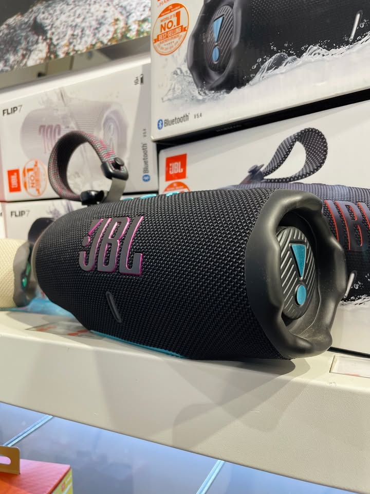 ???? BỘ ĐÔI "QUỐC DÂN" THẾ HỆ MỚI: JBL CHARGE 6 & JBL FLIP 7 ! ???? Nếu nhắc đến loa di động ngoài trời bền bỉ, bass đánh bốc và âm lượng bùng nổ, không thể bỏ qua đại gia đình JBL. Bộ đôi biểu tượng JBL Charge 6 và JBL Flip 7 chính thức tái xuất với hàng loạt nâng cấp đáng giá từ thiết kế đến chất âm! ???????? ⚡ JBL CHARGE 6 – "CON QUÁI VẬT" CÔNG SUẤT KIÊM SẠC DỰ PHÒNG ???? Pin khủng chơi nhạc liên tục: Đủ sức gánh trọn vẹn cả ngày dài tiệc tùng mà không lo đứt đoạn. ⚡ Tính năng Powerbank tiện lợi: Cổng sạc ngược chuẩn USB-C sẵn sàng tiếp năng lượng cho điện thoại ngay tại chỗ. ???? JBL Original Pro Sound uy lực: Cấu hình củ loa cải tiến cho dải bass xuống sâu, dứt khoát và âm lượng bao phủ không gian mở cực tốt. ???? JBL FLIP 7 – GỌN NHẸ ĐỈNH CAO, ĐỒNG HÀNH MỌI CUNG ĐƯỜNG ???? Thiết kế hình trụ linh hoạt: Vừa vặn trong lòng bàn tay, dễ dàng nhét hộc balo, gắn giá bình nước xe đạp hoặc treo móc khóa dã ngoại. ???? Chất âm trong trẻo, bóc tách: Dải trung và cao mượt mà, vocal rõ nét, dải trầm vẫn giữ trọn độ căng nảy đặc trưng dù thân hình nhỏ gọn. ⏱️ Thời lượng pin bền bỉ: Đồng hành xuyên suốt mọi chuyến trekking hay camping cuối tuần. ???? ĐIỂM NÂNG CẤP CHUNG ĐÁNG TIỀN TRÊN BỘ ĐÔI: ???? Chuẩn kháng nước & bụi bền bỉ: Thách thức mọi điều kiện thời tiết, từ hồ bơi, bãi biển đến những ngày mưa gió. ???? Kết nối thế hệ mới mượt mà: Đồng bộ âm thanh cực nhanh, dễ dàng ghép nối nhiều loa tạo nên hệ thống âm thanh vòm bùng nổ cho mọi cuộc vui. ???? Đầy đủ các phối màu cá tính: Thỏa sức chọn màu hợp gu từ thanh lịch đến nổi bật, năng động. Hàng mới nguyên seal, sẵn sàng phục vụ các tín đồ mê xê dịch và yêu âm nhạc! ???? Inbox shop để nhận tư vấn chi tiết và ưu đãi tốt nhất hôm nay! ???? Anh/chị nào ở TP HCM muốn trải nghiệm sản phẩm? ???? Liên hệ ngay Shop Cello để được tư vấn và giao tận nơi! ???? Inbox ngay cho Cello để được tư vấn thêm các sản phẩm nhé! ------------------------------- ©️Cello Technology ???? 13 Nguyễn Văn Tráng, Phường Bến Thành, Quận 1, TP.HCM ???? 0888054168 ???? www.cello.vn ???? support@cello.vn bình luận để Cello tư vấn chi tiết và báo giá ưu đãi nhất cho bạn
