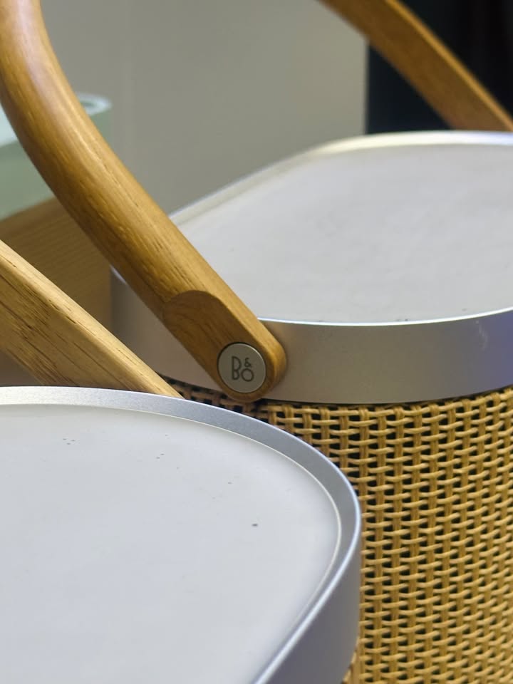 TUYỆT TÁC ÂM THANH DI ĐỘNG BẮC ÂU: BANG & OLUFSEN BEOSOUND A5 ĐÃ SẴN HÀNG TẠI CELLO! ????✨???? Nếu bạn đang tìm kiếm một chiếc loa di động hội tụ trọn vẹn giữa nghệ thuật chế tác thủ công tinh xảo, chất âm hi-fi đỉnh cao và công nghệ kết nối hiện đại nhất, thì B&O Beosound A5 chính là cái tên không thể thay thế! Được chắp bút bởi studio thiết kế GamFratesi trứ danh, Beosound A5 xóa nhòa ranh giới giữa một thiết bị công nghệ và một món đồ nội thất xa xỉ, mang hơi thở Scandinavia thanh lịch vào mọi không gian sống. ???? ĐIỀU GÌ TẠO NÊN SỨC HÚT VƯỢT THỜI GIAN CỦA BEOSOUND A5? Thiết kế & Chất liệu tinh tế: Khung nhôm cao cấp kết hợp cùng các phiên bản ốp mặt và tay cầm chế tác thủ công chuẩn mực (như phiên bản Nordic Weave với sợi cói đan thanh lịch hay Spaced Aluminium hiện đại, độc bản). Âm thanh 360° mạnh mẽ nhất phân khúc: Hệ thống 4 củ loa với công suất ấn tượng 280W mang lại âm trường rộng mở, dải trầm sâu chắc cùng dải trung ngọt ngào, trong trẻo đậm chất B&O. Công nghệ RoomSense thông minh: Tự động quét âm học không gian phòng và hiệu chỉnh dải âm tức thì, đặt loa ở góc tường, kệ sách hay giữa sân vườn đều cho chất lượng đồng đều. Thời lượng pin bền bỉ & Tích hợp sạc không dây Qi: Nghe nhạc liên tục hơn 12 giờ và mặt trên của loa có thể sạc nhanh cho điện thoại chỉ với một lần đặt máy. Kháng nước & Kháng bụi chuẩn IP65: Linh hoạt xách đi từ phòng khách, phòng ngủ ra ban công hay những buổi dã ngoại ngoài trời mà không lo thời tiết. Nền tảng Mozart mở rộng: Kết nối đa phòng mượt mà qua AirPlay 2, Chromecast, Spotify Connect và sẵn sàng cho các nâng cấp công nghệ trong tương lai. ???? HÀNG SẴN SÀNG TẠI CELLO – ĐỦ PHIÊN BẢN NGUYÊN SEAL CHÍNH HÃNG 100%! Mời quý khách ghé trực tiếp showroom Cello để tận mắt chiêm ngưỡng từng chi tiết hoàn thiện và thưởng thức chất âm mộc mạc, sống động của Beosound A5. ???? Đặc quyền khi mua sắm tại Cello: Cam kết sản phẩm chính hãng, đầy đủ tem bảo hành từ nhà phân phối. Hỗ trợ cân chỉnh, kết nối ứng dụng Bang & Olufsen chuyên sâu tận tình. Giao hàng hỏa tốc trong ngày tại TP.HCM và ship an toàn toàn quốc. ???? Inbox ngay cho Cello để nhận báo giá ưu đãi và giữ suất trải nghiệm tuyệt tác B&O Beosound A5 ngay hôm nay! ???? Liên hệ ngay Shop Cello để được tư vấn và giao tận nơi! ???? Inbox ngay cho Cello để được tư vấn thêm các sản phẩm nhé! ------------------------------- ©️Cello Technology ???? 13 Nguyễn Văn Tráng, Phường Bến Thành, Quận 1, TP.HCM ???? 0888054168 ???? www.cello.vn ???? support@cello.vn bình luận để Cello tư vấn chi tiết và báo giá ưu đãi nhất cho bạn ???? Trải nghiệm trực tiếp tại showroom Cello #Cello #BangOlufsen #BeosoundA5 #BangandOlufsen #HiEndAudio #PortableSpeaker #ScandinavianDesign #LifestyleAudio #AmThanhDinhCao