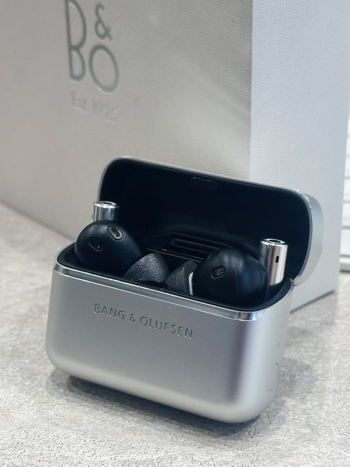 BUỔI SÁNG ĐẦY NĂNG LƯỢNG: CHỐT ĐƠN SIÊU PHẨM B&O BEOGRACE CHO VỊ KHÁCH VIP! ☕✨???? Một khởi đầu ngày mới không thể tuyệt vời hơn tại Cello khi vừa mở cửa đã được đón tiếp và phục vụ một anh khách VIP vô cùng sành điệu về phong cách sống lẫn gu thưởng thức âm nhạc. Không cần đắn đo quá lâu, sau một tách cà phê sáng và vài phút lắng nghe những giai điệu acoustic mộc mạc, anh đã quyết định "chốt hạ" ngay tuyệt tác Bang & Olufsen Beograce để hoàn thiện không gian sống đẳng cấp của mình. ???? ĐIỀU GÌ KHIẾN B&O BEOGRACE HOÀN TOÀN CHINH PHỤC CÁC TÍN ĐỒ HI-END? Thiết kế đậm chất nghệ thuật Bắc Âu: Từng đường nét hoàn thiện tinh xảo từ vật liệu cao cấp, vừa là một cỗ máy phát nhạc đỉnh cao vừa như một tác phẩm điêu khắc sang trọng trong phòng khách. Chất âm B&O trứ danh: Dải trung ngọt ngào, âm cao trong trẻo tơi xốp và dải trầm sâu lắng, tái hiện không gian âm nhạc tự nhiên, giàu cảm xúc. Trải nghiệm tiện nghi chuẩn thượng lưu: Khả năng kết nối mượt mà, điều khiển thông minh, hòa nhập hoàn hảo vào hệ sinh thái giải trí hiện đại tại gia. ???? Đơn hàng đã được kiểm tra kỹ lưỡng: Máy nguyên seal chính hãng, đầy đủ phụ kiện và đang được đội ngũ kỹ thuật Cello chuẩn bị để vận chuyển, lắp đặt và cân chỉnh âm thanh trực tiếp tại tư gia của anh chiều nay. ???? Cello xin gửi lời cảm ơn chân thành nhất đến anh! Cảm ơn anh đã luôn tin tưởng và lựa chọn Cello là nơi đồng hành cùng đam mê nghe nhìn đỉnh cao. ???? Quý khách hàng đang tìm kiếm giải pháp âm thanh chuẩn gu cho không gian căn hộ, biệt thự hay phòng làm việc, đừng ngần ngại inbox ngay cho Cello để được tư vấn và đặt lịch trải nghiệm thực tế! ???? Anh/chị nào ở TP HCM muốn trải nghiệm sản phẩm? ???? Liên hệ ngay Shop Cello để được tư vấn và giao tận nơi! ???? Inbox ngay cho Cello để được tư vấn thêm các sản phẩm nhé! ------------------------------- ©️Cello Technology ???? 13 Nguyễn Văn Tráng, Phường Bến Thành, Quận 1, TP.HCM ???? 0888054168 ???? www.cello.vn ???? support@cello.vn bình luận để Cello tư vấn chi tiết và báo giá ưu đãi nhất cho bạn ???? Trải nghiệm trực tiếp tại showroom Cello #Cello #BangOlufsen #Beograce #BangandOlufsen #HiEndAudio #ChotDonSang #LuxuryLifestyle #AmThanhDinhCao