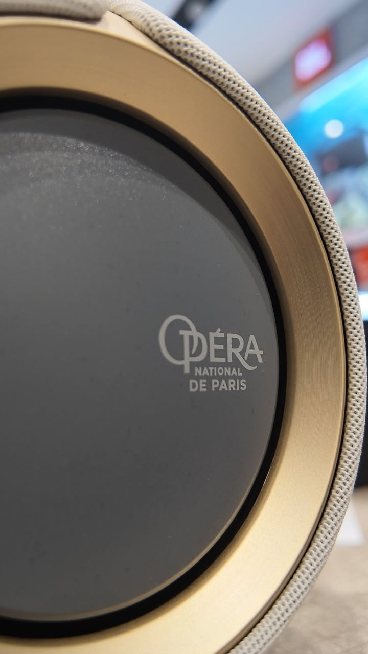 ✨ BÀN GIAO "KIỆT TÁC ÂM THANH DÁT VÀNG" DEVIALET MANIA OPÉRA DE PARIS CHO ANH KHÁCH VIP! ✨ Cảm ơn anh khách quen đã tiếp tục tin tưởng và "chốt đơn" siêu phẩm loa di động xa xỉ bậc nhất hiện nay – Devialet Mania Opéra de Paris! Một lựa chọn thể hiện trọn vẹn đẳng cấp thưởng âm và gu thẩm mỹ cực kỳ tinh tế của anh. ???????????? Không chỉ đơn thuần là một chiếc loa di động, phiên bản Opéra de Paris chính là một món trang sức âm thanh đỉnh cao: ⚜️ Dát vàng Moongold 24K thủ công: Từng chi tiết kim loại trên thân loa được hoàn thiện tỉ mỉ bằng lá vàng 24K tại Pháp, mang lại vẻ đẹp sang trọng, quyền quý, nâng tầm bất kỳ không gian nội thất nào. ???? Âm thanh stereo 360° với công nghệ ASC: Hệ thống 4 micro thông minh tự động quét cấu trúc phòng trong vài giây để tự cân chỉnh âm học theo thời gian thực, đặt loa ở đâu âm thanh cũng lan tỏa bao trùm sống động. ???? Chất âm Phantom thu nhỏ: Tích hợp 4 củ loa toàn dải và 2 woofer đối xứng theo cấu trúc push-push, mang đến dải trầm uy lực, xuống sâu tới 30Hz – điều tưởng chừng bất khả thi với một thân hình di động nhỏ gọn. ???? Đế sạc không dây sang trọng (Devialet Mania Station): Đi kèm sẵn đế sạc đồng bộ cao cấp, đặt loa xuống là sạc, nhấc lên là mang theo mọi cuộc vui với thời lượng pin lên đến 10 giờ. ???? Kháng nước chuẩn IPX4: Yên tâm mang theo từ phòng khách, phòng ngủ ra đến ban công hay những buổi tiệc trà ngoài sân vườn. Chúc anh sẽ có những phút giây thư giãn trọn vẹn và thăng hoa cùng những giai điệu tuyệt hảo từ "bảo vật nước Pháp"! ???????? Dòng loa hi-end Devialet chính hãng luôn sẵn sàng phục vụ các anh chị em yêu thích sự hoàn mỹ. Ghé showroom nghe thử và trải nghiệm ngay nhé! ???? Inbox ngay cho Page để nhận tư vấn chi tiết và chính sách ưu đãi tri ân khách hàng! Inbox shop để nhận tư vấn chi tiết và ưu đãi tốt nhất hôm nay! ???? Anh/chị nào ở TP HCM muốn trải nghiệm sản phẩm? ???? Liên hệ ngay Shop Cello để được tư vấn và giao tận nơi! ???? Inbox ngay cho Cello để được tư vấn thêm các sản phẩm nhé! ------------------------------- ©️Cello Technology ???? 13 Nguyễn Văn Tráng, Phường Bến Thành, Quận 1, TP.HCM ???? 0888054168 ???? www.cello.vn ???? support@cello.vn bình luận để Cello tư vấn chi tiết và báo giá ưu đãi nhất cho bạn #Devialet #DevialetMania #OperadeParis #HiEndAudio #Audiophile #PortableSpeaker #ChotDon #KhachVIP #ChinhHang