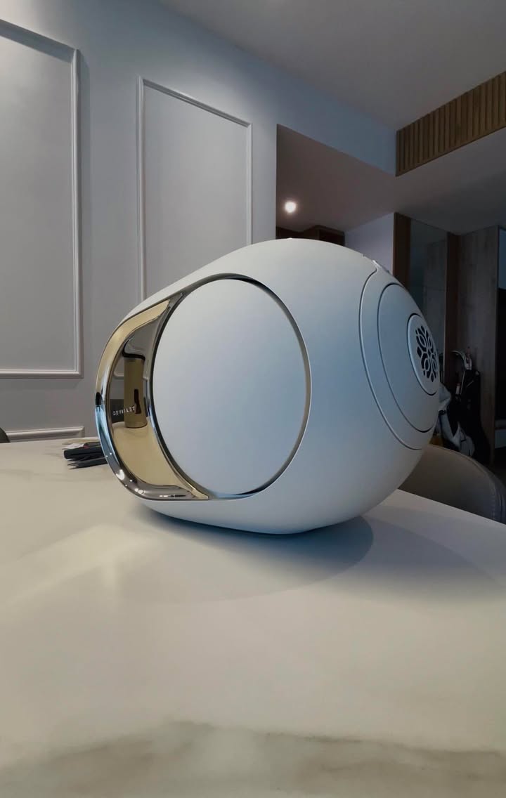 DƯ ÂM AVSHOW 2026 VẪN NÓNG HỎI: NỔ LIỀN TAY 2 ĐƠN DEVIALET PHANTOM ULTIMATE 108dB! ???????? Vừa khép lại 3 ngày AVSHOW rực lửa, đội ngũ Cello đã phải "tăng tốc" ngay đầu tuần để kịp đóng gói và chuẩn bị bàn giao tận tay 2 siêu phẩm Devialet Phantom Ultimate 108dB cho 2 vị khách quý! Chuyện là trong những ngày diễn ra triển lãm, hai anh đã dành rất nhiều thời gian tại gian hàng Cello để thẩm âm kỹ lưỡng từng dải tần. Sức mạnh bùng nổ, độ méo tiếng gần như bằng 0 cùng âm trầm uy lực đặc trưng của Phantom Ultimate 108dB đã hoàn toàn thuyết phục được đôi tai khó tính của các anh ngay tại sự kiện. Và không để chất âm mê hoặc ấy trôi qua quá lâu, ngay sáng nay cả hai anh đều quyết định "chốt đơn" để đưa siêu phẩm về thẳng không gian giải trí tại gia. ???? Tình trạng: 2 bộ Phantom Ultimate 108dB nguyên seal, chính hãng, đang được kỹ thuật viên Cello kiểm tra kỹ lưỡng trước khi lên đường lắp đặt và cân chỉnh chuẩn phòng nghe cho các chủ nhân. ???? Cảm ơn hai anh đã luôn tin tưởng và lựa chọn Cello là điểm đến cho đam mê âm thanh hi-end! Dành cho những ai vẫn còn vương vấn chất âm của Devialet sau kỳ AVSHOW: Chương trình hỗ trợ trải nghiệm thực tế và chính sách giá ưu đãi hậu triển lãm vẫn đang được Cello áp dụng trực tiếp tại showroom. ???? Inbox ngay cho Cello để nhận tư vấn set-up chi tiết và giữ suất ưu đãi tốt nhất hôm nay! CELLO - THIẾT BỊ CÔNG NGHỆ & ÂM THANH CHÍNH HÃNG ???? Anh/chị nào ở TP HCM muốn trải nghiệm sản phẩm? ???? Liên hệ ngay Shop Cello để được tư vấn và giao tận nơi! ???? Inbox ngay cho Cello để được tư vấn thêm các sản phẩm nhé! ------------------------------- ©️Cello Technology ???? 13 Nguyễn Văn Tráng, Phường Bến Thành, Quận 1, TP.HCM ???? 0888054168 ???? www.cello.vn ???? support@cello.vn bình luận để Cello tư vấn chi tiết và báo giá ưu đãi nhất cho bạn #Cello #Devialet #PhantomUltimate #PhantomUltimate108dB #AVSHOW2026 #HiEndAudio #BanGiaoTannoi
