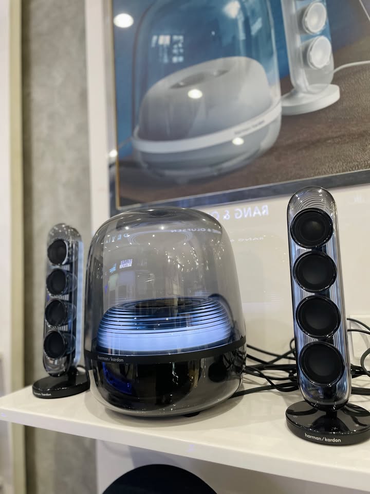 BIỂU TƯỢNG ÂM THANH TRONG SUỐT TRỞ LẠI: HARMAN KARDON SOUNDSTICKS 5 TIẾP TỤC VỀ HÀNG TẠI CELLO! ????✨???? Hơn hai thập kỷ giữ vững vị thế là một trong những thiết kế loa kinh điển nhất thế giới, dòng SoundSticks của Harman Kardon chưa bao giờ ngừng khiến giới mộ điệu phải trầm trồ. Và với thế hệ mới nhất – Harman Kardon SoundSticks 5, chuẩn mực giữa "nghệ thuật thị giác" và "âm học đỉnh cao" một lần nữa được tái định nghĩa! Không đơn thuần là một bộ loa để nghe nhạc, SoundSticks 5 như một tác phẩm điêu khắc bằng thủy tinh hiện đại, biến bàn làm việc hay phòng khách của bạn thành một góc trưng bày công nghệ đầy mê hoặc. ???? NHỮNG NÂNG CẤP ĐÁNG GIÁ TRÊN HARMAN KARDON SOUNDSTICKS 5: Thiết kế vòm trong suốt huyền thoại: Giữ nguyên nét đặc trưng với subwoofer dạng vòm và hai cột loa vệ tinh thanh mảnh, nhưng được hoàn thiện tinh xảo hơn, tôn lên vẻ sang trọng và tối giản của mọi không gian. Hệ thống đèn LED Ambient Light sống động: Hiệu ứng ánh sáng gợn sóng lan tỏa nhẹ nhàng theo từng nhịp điệu bài hát, mang lại trải nghiệm thư giãn thị giác cực kỳ cuốn hút khi nghe nhạc buổi tối. Chất âm 2.1 bùng nổ, giàu nội lực: Subwoofer đánh xuống cực sâu, dải bass tròn trịa, chắc gọn mà không gây ù rền; kết hợp cùng các củ loa toàn dải trên hai cột vệ tinh cho âm trung trong trẻo, vocal rõ nét và âm cao leng keng, tách bạch. Kết nối Bluetooth thế hệ mới & Cổng cắm đa dạng: Kết nối không dây siêu mượt mà, độ trễ cực thấp, dễ dàng phối ghép cùng điện thoại, máy tính bảng, PC/Mac hay TV. ???? HÀNG NGUYÊN SEAL CHÍNH HÃNG 100% ĐANG SẴN KỆ TẠI CELLO! Một set-up góc làm việc đẳng cấp hay một không gian chill đúng nghĩa chắc chắn không thể thiếu mảnh ghép mang tên SoundSticks 5. ???? Đặc quyền khi mua sắm tại Cello: Cam kết chính hãng 100%, bảo hành đầy đủ theo tiêu chuẩn nhà phân phối. Hỗ trợ hướng dẫn set-up, đi dây thẩm mỹ cho bàn làm việc tận tình. Giao hàng hỏa tốc trong ngày tại TP.HCM và đóng gói chống sốc ship toàn quốc an toàn tuyệt đối. ???? Inbox ngay cho Cello để nhận báo giá ưu đãi và giữ suất sở hữu kiệt tác Harman Kardon SoundSticks 5 ngay hôm nay! ???? Liên hệ ngay Shop Cello để được tư vấn và giao tận nơi! ???? Inbox ngay cho Cello để được tư vấn thêm các sản phẩm nhé! ------------------------------- ©️Cello Technology ???? 13 Nguyễn Văn Tráng, Phường Bến Thành, Quận 1, TP.HCM ???? 0888054168 ???? www.cello.vn ???? support@cello.vn bình luận để Cello tư vấn chi tiết và báo giá ưu đãi nhất cho bạn ???? Trải nghiệm trực tiếp tại showroom Cello #Cello #HarmanKardon #SoundSticks5 #HarmanKardonSoundSticks5 #LoaDeBan #DeskSetup #AmThanhChinhHang #LifestyleAudio #HiFiAudio