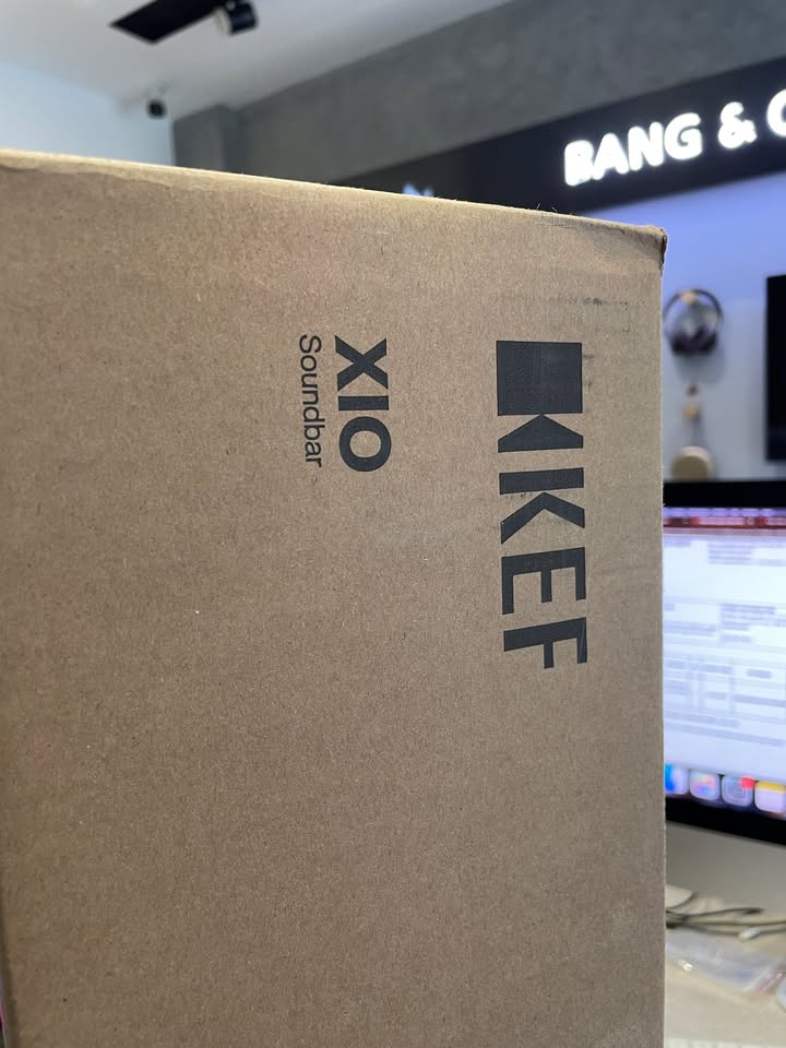 BÀN GIAO TUYỆT TÁC ÂM THANH KEF XIO TẬN TAY ANH KHÁCH TẠI BÌNH THẠNH! ???????????? Chiều nay, đội ngũ kỹ thuật Cello vừa hoàn tất chuyến bàn giao và lắp đặt tận nơi siêu phẩm loa không dây cao cấp KEF XIO cho một anh khách cực kỳ sành âm thanh tại quận Bình Thạnh! Đang tìm kiếm một giải pháp nghe nhạc tinh gọn, hiện đại cho phòng khách căn hộ nhưng vẫn phải đáp ứng tiêu chuẩn khắt khe về độ chi tiết và trường âm rộng mở, anh đã chấm ngay KEF XIO. Và không làm anh thất vọng, ngay khi những nốt nhạc đầu tiên được cất lên sau khi hoàn tất cân chỉnh, cả không gian dường như bừng sáng với chất âm đặc trưng không lẫn vào đâu được của thương hiệu âm thanh Anh Quốc. ???? ĐIỀU GÌ KHIẾN KEF XIO CHINH PHỤC CÁC TÍN ĐỒ HI-FI? Công nghệ củ loa Uni-Q danh tiếng: Tái tạo âm thanh đồng trục chính xác, phân tán đều khắp phòng, mang lại "điểm ngọt" (sweet spot) cực rộng dù ngồi ở bất kỳ vị trí nào. Thiết kế tối giản, đậm chất Bắc Âu: Từng đường cong và bề mặt hoàn thiện cao cấp, hài hòa tuyệt đối với nội thất hiện đại và nâng tầm thẩm mỹ không gian sống. Kết nối toàn diện & Stream nhạc đỉnh cao: Hỗ trợ đầy đủ AirPlay, Chromecast, Spotify Connect, Tidal,... phát nhạc không dây độ phân giải cao mượt mà chỉ với một chạm. Chất âm cân bằng, tự nhiên: Dải trung trong trẻo, vocal rõ nét, dải cao tơi nhuyễn và âm trầm được kiểm soát chặt chẽ, tròn trịa. ???? Sản phẩm nguyên seal chính hãng 100%, được kỹ thuật viên Cello hỗ trợ lắp đặt, đi dây gọn gàng, tối ưu vị trí đặt loa theo âm học phòng và hướng dẫn sử dụng chi tiết trên app điều khiển. ???? Cello xin gửi lời cảm ơn chân thành đến anh khách Bình Thạnh đã tin tưởng dịch vụ tư vấn và giao hàng tận nhà của Cello! Chúc anh có những phút giây thư giãn trọn vẹn và thăng hoa cùng âm nhạc mỗi ngày. ???? Quý khách hàng đang tìm kiếm hệ thống âm thanh hi-fi chuẩn mực cho căn hộ, nhà phố hay phòng làm việc, đừng ngần ngại inbox ngay cho Cello để được tư vấn phối ghép và nhận chính sách hỗ trợ lắp đặt tận nơi chu đáo nhất! ???? Liên hệ ngay Shop Cello để được tư vấn và giao tận nơi! ???? Inbox ngay cho Cello để được tư vấn thêm các sản phẩm nhé! ------------------------------- ©️Cello Technology ???? 13 Nguyễn Văn Tráng, Phường Bến Thành, Quận 1, TP.HCM ???? 0888054168 ???? www.cello.vn ???? support@cello.vn bình luận để Cello tư vấn chi tiết và báo giá ưu đãi nhất cho bạn ???? Trải nghiệm trực tiếp tại showroom Cello #Cello #KEF #KEFXIO #HiFiAudio #WirelessSpeaker #BanGiaoTanNoi #BinhThanh #AmThanhDinhCao #LifestyleAudio
