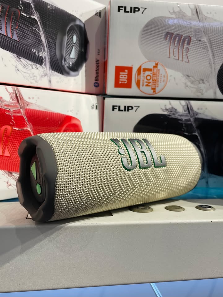 ???? BỘ ĐÔI "QUỐC DÂN" THẾ HỆ MỚI: JBL CHARGE 6 & JBL FLIP 7 ! ???? Nếu nhắc đến loa di động ngoài trời bền bỉ, bass đánh bốc và âm lượng bùng nổ, không thể bỏ qua đại gia đình JBL. Bộ đôi biểu tượng JBL Charge 6 và JBL Flip 7 chính thức tái xuất với hàng loạt nâng cấp đáng giá từ thiết kế đến chất âm! ???????? ⚡ JBL CHARGE 6 – "CON QUÁI VẬT" CÔNG SUẤT KIÊM SẠC DỰ PHÒNG ???? Pin khủng chơi nhạc liên tục: Đủ sức gánh trọn vẹn cả ngày dài tiệc tùng mà không lo đứt đoạn. ⚡ Tính năng Powerbank tiện lợi: Cổng sạc ngược chuẩn USB-C sẵn sàng tiếp năng lượng cho điện thoại ngay tại chỗ. ???? JBL Original Pro Sound uy lực: Cấu hình củ loa cải tiến cho dải bass xuống sâu, dứt khoát và âm lượng bao phủ không gian mở cực tốt. ???? JBL FLIP 7 – GỌN NHẸ ĐỈNH CAO, ĐỒNG HÀNH MỌI CUNG ĐƯỜNG ???? Thiết kế hình trụ linh hoạt: Vừa vặn trong lòng bàn tay, dễ dàng nhét hộc balo, gắn giá bình nước xe đạp hoặc treo móc khóa dã ngoại. ???? Chất âm trong trẻo, bóc tách: Dải trung và cao mượt mà, vocal rõ nét, dải trầm vẫn giữ trọn độ căng nảy đặc trưng dù thân hình nhỏ gọn. ⏱️ Thời lượng pin bền bỉ: Đồng hành xuyên suốt mọi chuyến trekking hay camping cuối tuần. ???? ĐIỂM NÂNG CẤP CHUNG ĐÁNG TIỀN TRÊN BỘ ĐÔI: ???? Chuẩn kháng nước & bụi bền bỉ: Thách thức mọi điều kiện thời tiết, từ hồ bơi, bãi biển đến những ngày mưa gió. ???? Kết nối thế hệ mới mượt mà: Đồng bộ âm thanh cực nhanh, dễ dàng ghép nối nhiều loa tạo nên hệ thống âm thanh vòm bùng nổ cho mọi cuộc vui. ???? Đầy đủ các phối màu cá tính: Thỏa sức chọn màu hợp gu từ thanh lịch đến nổi bật, năng động. Hàng mới nguyên seal, sẵn sàng phục vụ các tín đồ mê xê dịch và yêu âm nhạc! ???? Inbox shop để nhận tư vấn chi tiết và ưu đãi tốt nhất hôm nay! ???? Anh/chị nào ở TP HCM muốn trải nghiệm sản phẩm? ???? Liên hệ ngay Shop Cello để được tư vấn và giao tận nơi! ???? Inbox ngay cho Cello để được tư vấn thêm các sản phẩm nhé! ------------------------------- ©️Cello Technology ???? 13 Nguyễn Văn Tráng, Phường Bến Thành, Quận 1, TP.HCM ???? 0888054168 ???? www.cello.vn ???? support@cello.vn bình luận để Cello tư vấn chi tiết và báo giá ưu đãi nhất cho bạn