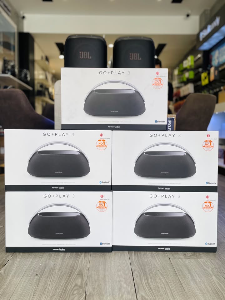 ???? BIỂU TƯỢNG ÂM THANH TÁI XUẤT: HARMAN KARDON GO + PLAY 3 – UY LỰC VÀ ĐẲNG CẤP! ???? Nếu là tín đồ của dải trầm uy lực, thiết kế bán nguyệt sang trọng thì chắc chắn dòng Go + Play đã quá quen thuộc. Với thế hệ Harman Kardon Go + Play 3, huyền thoại này đã có màn lột xác ngoạn mục từ ngoại hình đến nội lực âm thanh bên trong! ????✨ ???? NHỮNG ĐIỂM NÂNG CẤP ĐÁNG GIÁ TRÊN GO + PLAY 3: ???? Chất âm 3 đường tiếng (3-Way Speaker): Cấu hình củ loa cải tiến vượt bậc mang đến dải trung ngọt ngào, dải cao sáng rõ, kết hợp cùng subwoofer đánh úp gầm (down-firing) tái hiện dải bass sâu thẳm, uy lực và dứt khoát đặc trưng của nhà Harman Kardon. ????️ Công suất khủng 160W: Dư sức lấp đầy không gian phòng khách lớn hay những buổi tiệc ấm cúng, âm thanh lan tỏa tròn đầy mà không hề bị méo tiếng ở mức âm lượng cao. ✨ Thiết kế sang trọng, thời thượng: Mặt trên hoàn thiện bằng kính cảm ứng cường lực tinh tế, quai xách nhôm tái chế chắc chắn cùng lớp vải dệt cao cấp bao phủ thân loa – biến chiếc loa thành một món đồ nội thất decor chuẩn gu. ???? Tự động cân chỉnh âm học môi trường: Mỗi khi đổi vị trí đặt loa, hệ thống micro tích hợp sẽ tự đo đạc không gian để tối ưu chất âm chuẩn xác nhất theo thời gian thực. ???? Thời lượng pin lên đến 8 giờ: Thoải mái mang theo từ phòng khách, phòng ngủ ra ban công hay những buổi dã ngoại nhẹ nhàng. ???? Tích hợp micro đàm thoại kép: Thu âm rõ nét, khử ồn môi trường hiệu quả để thực hiện các cuộc gọi rảnh tay cực kỳ tiện lợi. ???? Hàng chính hãng nguyên seal, đầy đủ 2 phiên bản màu: Black (Đen huyền bí) và Grey (Xám thanh lịch) sẵn sàng phục vụ anh chị em! ???? Anh/chị nào ở TP HCM muốn trải nghiệm sản phẩm? ???? Liên hệ ngay Shop Cello để được tư vấn và giao tận nơi! ???? Inbox ngay cho Cello để được tư vấn thêm các sản phẩm nhé! ------------------------------- ©️Cello Technology ???? 13 Nguyễn Văn Tráng, Phường Bến Thành, Quận 1, TP.HCM ???? 0888054168 ???? www.cello.vn ???? support@cello.vn bình luận để Cello tư vấn chi tiết và báo giá ưu đãi nhất cho bạn #HarmanKardon #GoPlay3 #HarmanKardonGoPlay3 #BluetoothSpeaker #LoaDiDong #HiEndAudio #InteriorDesign #ChinhHang