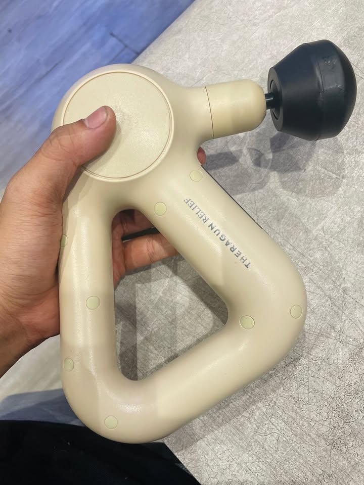 CHỐT ĐƠN SIÊU TỐC BUỔI TỐI: BÀN GIAO THERABODY THERAGUN RELIEF VỀ VỚI CHỊ KHÁCH! ✨????‍♀️???? Thêm một đơn hàng chăm sóc sức khỏe chất lượng vừa được đội ngũ Cello hoàn tất trao tận tay cho một chị khách cực kỳ dễ thương! Chị chia sẻ tính chất công việc văn phòng phải ngồi máy tính liên tục nhiều giờ liền khiến vùng cổ, vai gáy và lưng dưới thường xuyên bị căng cứng, nhức mỏi. Sau khi được Cello tư vấn một giải pháp massage nhẹ nhàng, dễ dùng tại nhà mà không quá nặng nề, chị đã quyết định "chốt hạ" ngay chiếc Therabody Theragun Relief! ???? VÌ SAO THERAGUN RELIEF LÀ "TRỢ THỦ" GIÃN CƠ LÝ TƯỞNG CHO CHỊ EM? Thiết kế công thái học độc quyền: Tay cầm hình tam giác đã được cấp bằng sáng chế của Therabody, giúp người dùng tự cầm nắm và với tới 80% các vùng cơ trên cơ thể (nhất là phần lưng và bả vai) mà không bị mỏi tay. Liệu pháp gõ êm dịu, khoa học: Biên độ gõ được tinh chỉnh nhẹ nhàng, giải tỏa các nút thắt cơ bắp và kích thích tuần hoàn máu hiệu quả mà không gây cảm giác đau rát hay quá mạnh bạo. Vận hành êm ái & Nhẹ tênh: Động cơ êm ru, trọng lượng nhẹ nhàng, cực kỳ tiện để chị dùng ngay tại bàn làm việc hoặc mang theo đi công tác, du lịch. Sử dụng dễ dàng với 1 nút bấm: 3 mức tốc độ cài sẵn trực quan kèm đèn LED báo trạng thái, người lớn tuổi hay ai mới dùng lần đầu đều thao tác mượt mà. ???? Máy nguyên seal chính hãng 100%, được đội ngũ Cello kiểm tra kỹ lưỡng, kích hoạt bảo hành điện tử và đóng gói cẩn thận trước khi bàn giao cho chị. ???? Cello xin gửi lời cảm ơn chân thành đến chị đã luôn tin tưởng và lựa chọn Cello là điểm đến chăm sóc sức khỏe cho bản thân và gia đình. Chúc chị luôn có những phút giây thư giãn thật thoải mái và tràn đầy năng lượng mỗi ngày! ???? Dân văn phòng hay người hay nhức mỏi cơ bắp đang tìm kiếm một chiếc máy massage gọn nhẹ, chuẩn y khoa từ Mỹ, hãy inbox ngay cho Cello để nhận tư vấn chi tiết nhé! ???? Liên hệ ngay Shop Cello để được tư vấn và giao tận nơi! ???? Inbox ngay cho Cello để được tư vấn thêm các sản phẩm nhé! ------------------------------- ©️Cello Technology ???? 13 Nguyễn Văn Tráng, Phường Bến Thành, Quận 1, TP.HCM ???? 0888054168 ???? www.cello.vn ???? support@cello.vn bình luận để Cello tư vấn chi tiết và báo giá ưu đãi nhất cho bạn ???? Trải nghiệm trực tiếp tại showroom Cello