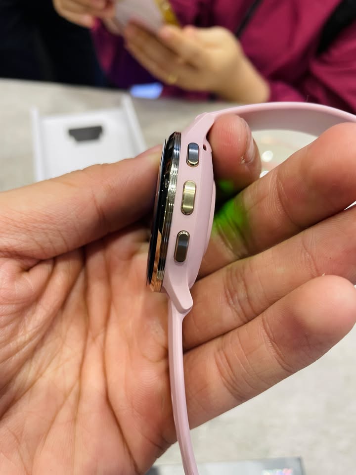 ✨ "TRỢ LÝ SỨC KHỎE" GARMIN VENU 3S CHO NÀNG XINH ĐẸP! ✨ Cảm ơn chị khách đã tin tưởng ghé shop và "chốt đơn" liền tay em Garmin Venu 3S cực kỳ thanh lịch và tinh tế! ⌚???? Vừa muốn một chiếc smartwatch đeo đi làm, đi tiệc sang chảnh, vừa cần tính năng theo dõi sức khỏe và tập luyện chuyên sâu thì Venu 3S chuẩn xác là chân ái của phái đẹp: ???? Size 41mm nhỏ gọn: Thiết kế viền kim loại bo cong mềm mại, ôm khít cổ tay mảnh mai của các nàng mà không hề bị thô hay cồng kềnh. ✨ Màn hình AMOLED rực rỡ: Hiển thị sắc nét ngay cả dưới ánh nắng gắt, giao diện trực quan và dễ sử dụng. ???? Nghe gọi trực tiếp trên đồng hồ: Tích hợp loa và mic cực tiện lợi, không lo bỏ lỡ cuộc gọi hay thông báo quan trọng khi đang bận tay hoặc tập luyện. ???? Huấn luyện viên giấc ngủ (Sleep Coach): Theo dõi chu kỳ ngủ sâu, chấm điểm giấc ngủ và phát hiện cả giấc ngủ ngắn (nap) để đưa ra lời khuyên phục hồi năng lượng tối ưu. ???? Pin bền bỉ lên đến 10 ngày: Đeo thoải mái suốt tuần dài mà không phải bận tâm cắm sạc mỗi tối. Chúc chị sẽ có những trải nghiệm thật tuyệt vời và nhiều cảm hứng chăm sóc bản thân mỗi ngày cùng Garmin Venu 3S! ???? Các chị em đang tìm kiếm một mẫu đồng hồ vừa đẹp thời trang vừa chăm sóc sức khỏe toàn diện thì ghé shop trải nghiệm thử ngay nhé! ???? Inbox shop để nhận tư vấn chi tiết và ưu đãi tốt nhất hôm nay! ???? Anh/chị nào ở TP HCM muốn trải nghiệm sản phẩm? ???? Liên hệ ngay Shop Cello để được tư vấn và giao tận nơi! ???? Inbox ngay cho Cello để được tư vấn thêm các sản phẩm nhé! ------------------------------- ©️Cello Technology ???? 13 Nguyễn Văn Tráng, Phường Bến Thành, Quận 1, TP.HCM ???? 0888054168 ???? www.cello.vn ???? support@cello.vn bình luận để Cello tư vấn chi tiết và báo giá ưu đãi nhất cho bạn #Garmin #GarminVenu3S #Venu3S #Smartwatch #HealthCoach #Fitness #Delivery #ChotDon