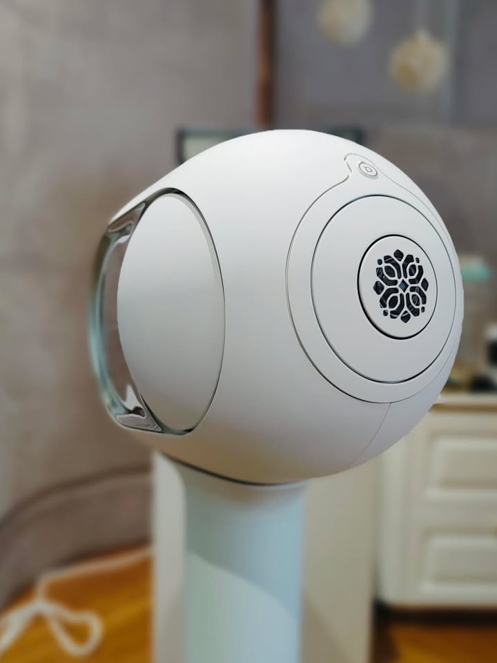 DƯ ÂM AVSHOW 2026 VẪN NÓNG HỎI: NỔ LIỀN TAY 2 ĐƠN DEVIALET PHANTOM ULTIMATE 108dB! ???????? Vừa khép lại 3 ngày AVSHOW rực lửa, đội ngũ Cello đã phải "tăng tốc" ngay đầu tuần để kịp đóng gói và chuẩn bị bàn giao tận tay 2 siêu phẩm Devialet Phantom Ultimate 108dB cho 2 vị khách quý! Chuyện là trong những ngày diễn ra triển lãm, hai anh đã dành rất nhiều thời gian tại gian hàng Cello để thẩm âm kỹ lưỡng từng dải tần. Sức mạnh bùng nổ, độ méo tiếng gần như bằng 0 cùng âm trầm uy lực đặc trưng của Phantom Ultimate 108dB đã hoàn toàn thuyết phục được đôi tai khó tính của các anh ngay tại sự kiện. Và không để chất âm mê hoặc ấy trôi qua quá lâu, ngay sáng nay cả hai anh đều quyết định "chốt đơn" để đưa siêu phẩm về thẳng không gian giải trí tại gia. ???? Tình trạng: 2 bộ Phantom Ultimate 108dB nguyên seal, chính hãng, đang được kỹ thuật viên Cello kiểm tra kỹ lưỡng trước khi lên đường lắp đặt và cân chỉnh chuẩn phòng nghe cho các chủ nhân. ???? Cảm ơn hai anh đã luôn tin tưởng và lựa chọn Cello là điểm đến cho đam mê âm thanh hi-end! Dành cho những ai vẫn còn vương vấn chất âm của Devialet sau kỳ AVSHOW: Chương trình hỗ trợ trải nghiệm thực tế và chính sách giá ưu đãi hậu triển lãm vẫn đang được Cello áp dụng trực tiếp tại showroom. ???? Inbox ngay cho Cello để nhận tư vấn set-up chi tiết và giữ suất ưu đãi tốt nhất hôm nay! CELLO - THIẾT BỊ CÔNG NGHỆ & ÂM THANH CHÍNH HÃNG ???? Anh/chị nào ở TP HCM muốn trải nghiệm sản phẩm? ???? Liên hệ ngay Shop Cello để được tư vấn và giao tận nơi! ???? Inbox ngay cho Cello để được tư vấn thêm các sản phẩm nhé! ------------------------------- ©️Cello Technology ???? 13 Nguyễn Văn Tráng, Phường Bến Thành, Quận 1, TP.HCM ???? 0888054168 ???? www.cello.vn ???? support@cello.vn bình luận để Cello tư vấn chi tiết và báo giá ưu đãi nhất cho bạn #Cello #Devialet #PhantomUltimate #PhantomUltimate108dB #AVSHOW2026 #HiEndAudio #BanGiaoTannoi