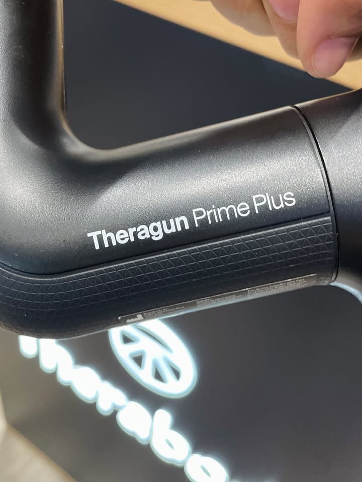 ???? UY TÍN TẠO NIỀM TIN – ANH KHÁCH RUỘT LẠI GHÉ "BẾ" THÊM ĐÔI THERAGUN PRIME PLUS! ???? Cứ mỗi lần cần sắm thêm đồ chăm sóc sức khỏe là anh khách VIP lại nhớ ngay đến shop. Lần này anh ghé ủng hộ nhẹ một lúc 2 em Theragun Prime Plus cực kỳ nhanh gọn: một chiếc để ở nhà cho cả gia đình cùng dùng, một chiếc đem thẳng lên công ty để xử lý ngay những lúc mỏi cơ, căng vai gáy! Khách quen dùng đồ Therabody bấy lâu nay đã quá hiểu giá trị, chẳng cần tư vấn nhiều, cứ chốt đơn rào rào làm cả team vừa vui vừa biết ơn sự tin chọn của anh suốt thời gian qua! ????✨ ???? VÌ SAO THERAGUN PRIME PLUS VẪN LUÔN LÀ "CHÂN ÁI" ĐƯỢC ANH TIN CHỌN? ???? Trị liệu nhiệt hồng ngoại đỉnh cao: Sự kết hợp hoàn hảo giữa lực đấm sâu và nhiệt ấm giúp giãn cơ tức thì, tăng tuần hoàn máu và xua tan nhức mỏi nhanh hơn hẳn các dòng máy gõ thông thường. ???? Biên độ sâu 16mm chuẩn y khoa: Tác động sâu trúng đích vào các bó cơ bị bó cứng do ngồi làm việc lâu hoặc tập luyện cường độ cao. ???? Động cơ QuietForce êm ái: Lực đầm, chắc tay nhưng hoạt động cực kỳ yên tĩnh, dùng trong không gian văn phòng hay lúc nghỉ ngơi tại nhà đều hoàn toàn dễ chịu. ????️ Tay cầm tam giác công thái học: Tự với tới các điểm mù sau lưng, bả vai cực kỳ linh hoạt mà không lo mỏi cổ tay. ???? Kết nối app thông minh: Tùy biến phác đồ giãn cơ chuẩn xác theo từng nhóm cơ và nhu cầu phục hồi hàng ngày. Một lần nữa cảm ơn anh đã luôn đồng hành và ủng hộ shop nhiệt tình! Chúc anh cùng gia đình luôn dồi dào sức khỏe và luôn tràn đầy năng lượng mỗi ngày! ????‍♂️⚡ Dòng máy massage Therabody chính hãng luôn sẵn sàng phục vụ anh chị em. Cần sắm máy chuẩn xịn hay nâng cấp thiết bị phục hồi, cứ nhắn shop là có giá tốt ngay nhé! ???? Inbox ngay cho Page để nhận tư vấn chi tiết và chính sách ưu đãi tri ân khách hàng! Inbox shop để nhận tư vấn chi tiết và ưu đãi tốt nhất hôm nay! ???? Anh/chị nào ở TP HCM muốn trải nghiệm sản phẩm? ???? Liên hệ ngay Shop Cello để được tư vấn và giao tận nơi! ???? Inbox ngay cho Cello để được tư vấn thêm các sản phẩm nhé! ------------------------------- ©️Cello Technology ???? 13 Nguyễn Văn Tráng, Phường Bến Thành, Quận 1, TP.HCM ???? 0888054168 ???? www.cello.vn ???? support@cello.vn bình luận để Cello tư vấn chi tiết và báo giá ưu đãi nhất cho bạn #Therabody #TheragunPrimePlus #PrimePlus #MassageGun #HeatTherapy #Recovery #ChotDon #KhachVIP #KhachQuen #ChinhHang